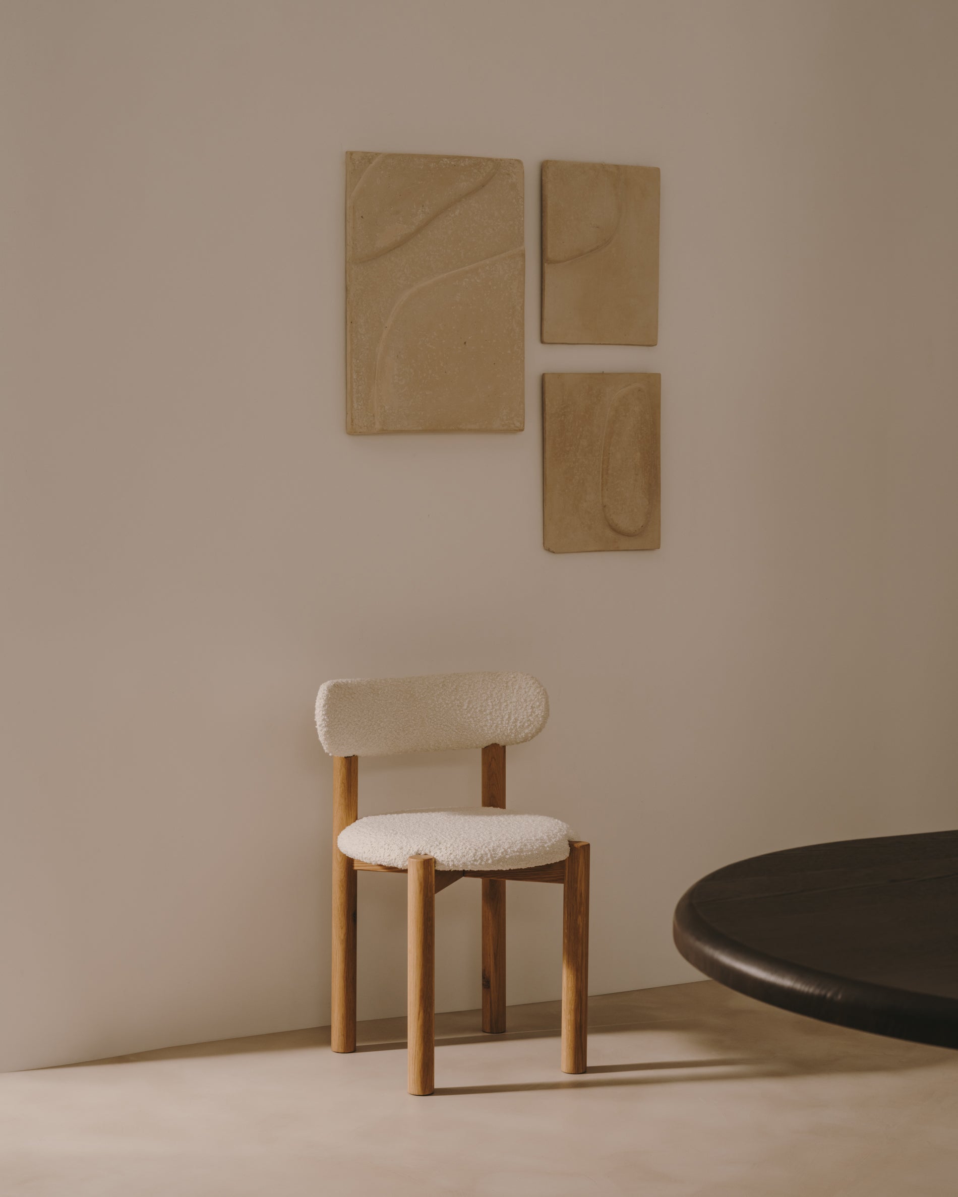 Nebai chair in white bouclé and solid oak wood structure with natural finish - Lifestyle