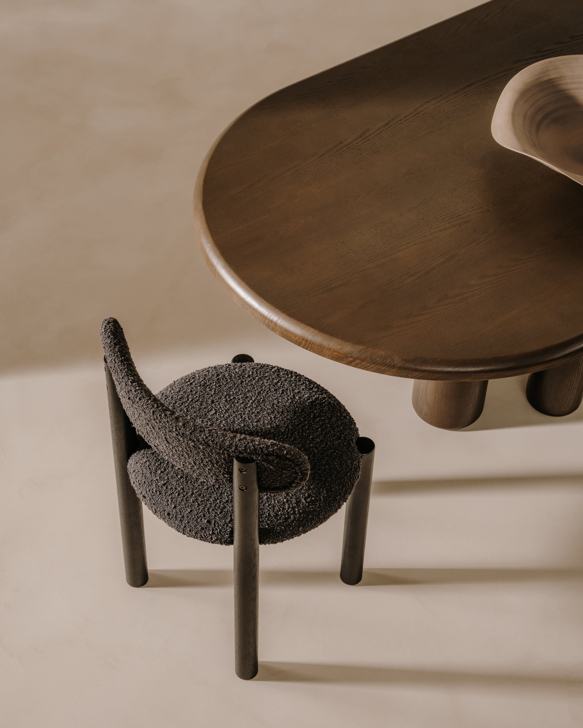 Mailen oval table in ash wood veneer with dark finish, Ø 220 x 105 cm - Lifestyle