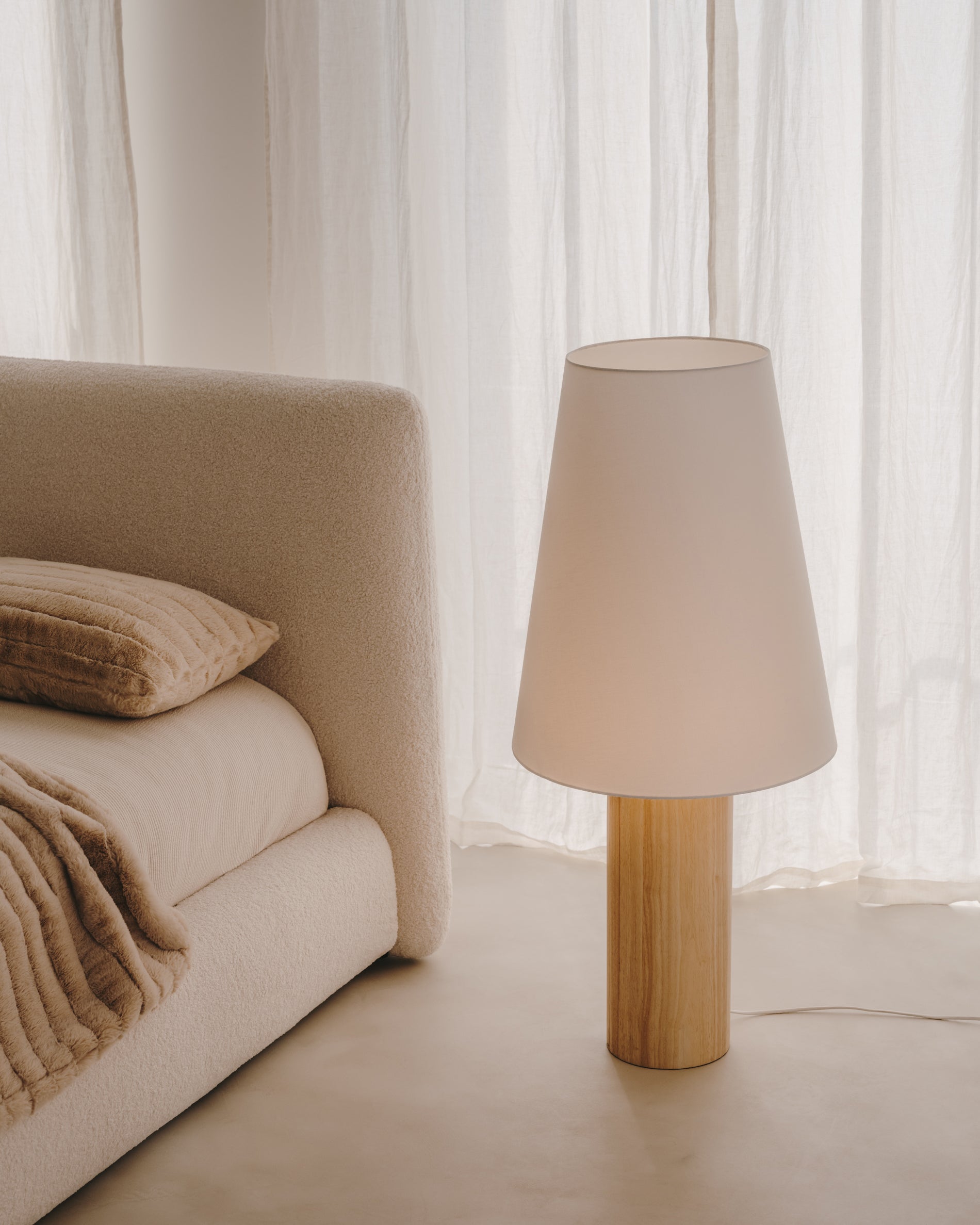 Marga floor lamp in solid wood with natural finish - Lifestyle