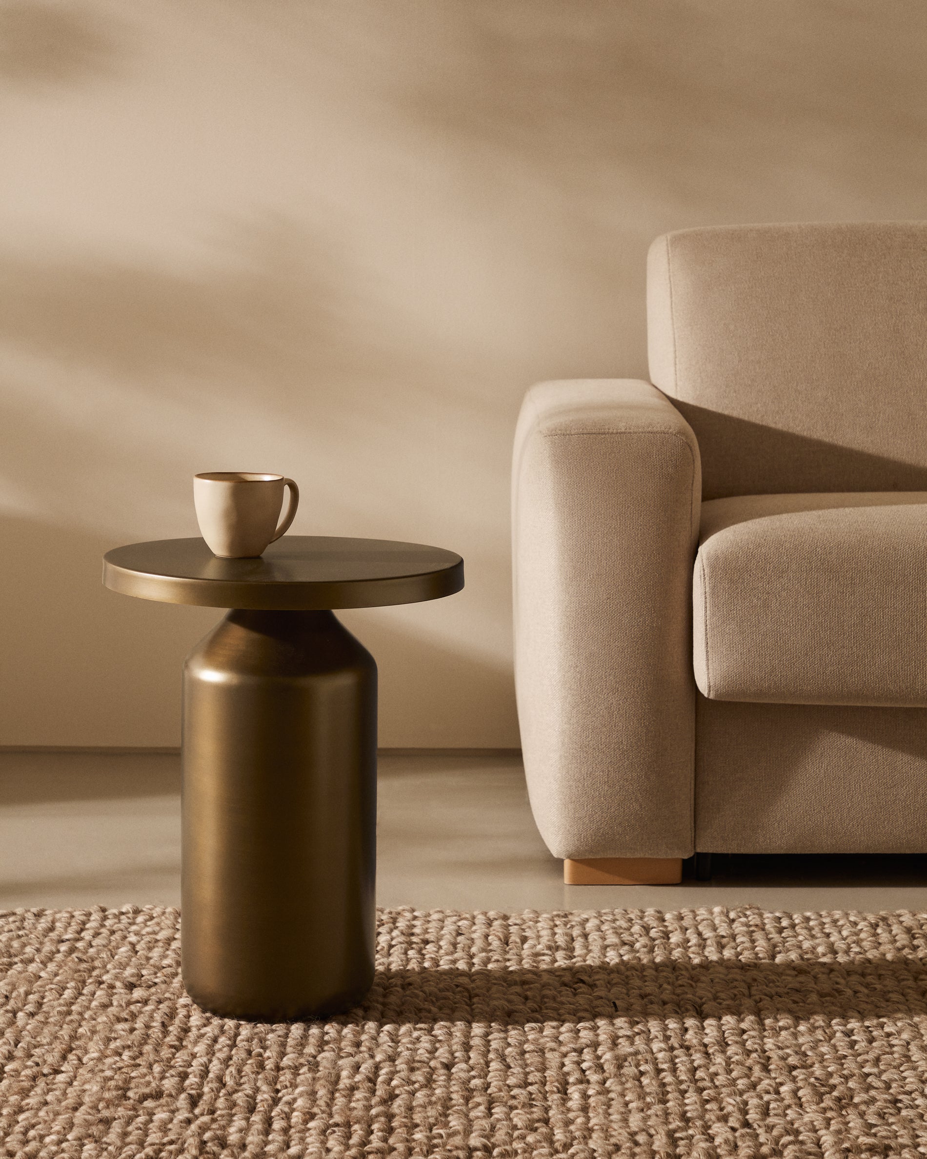 Malya metal round side table in brushed copper, Ø 40.5 cm - Lifestyle