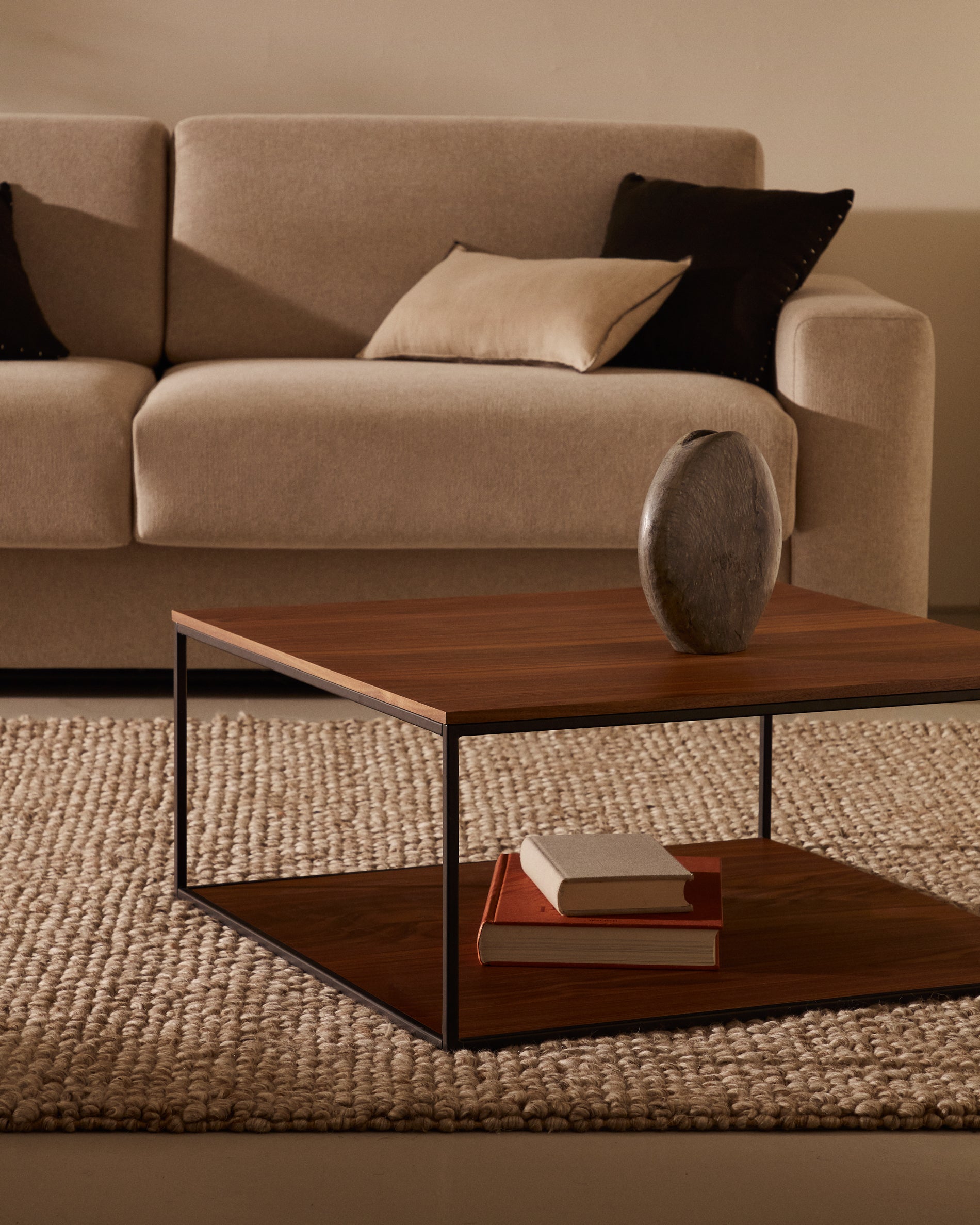 Yoana coffee table with walnut veneer and painted black metal structure, 80 x 80 cm - Lifestyle