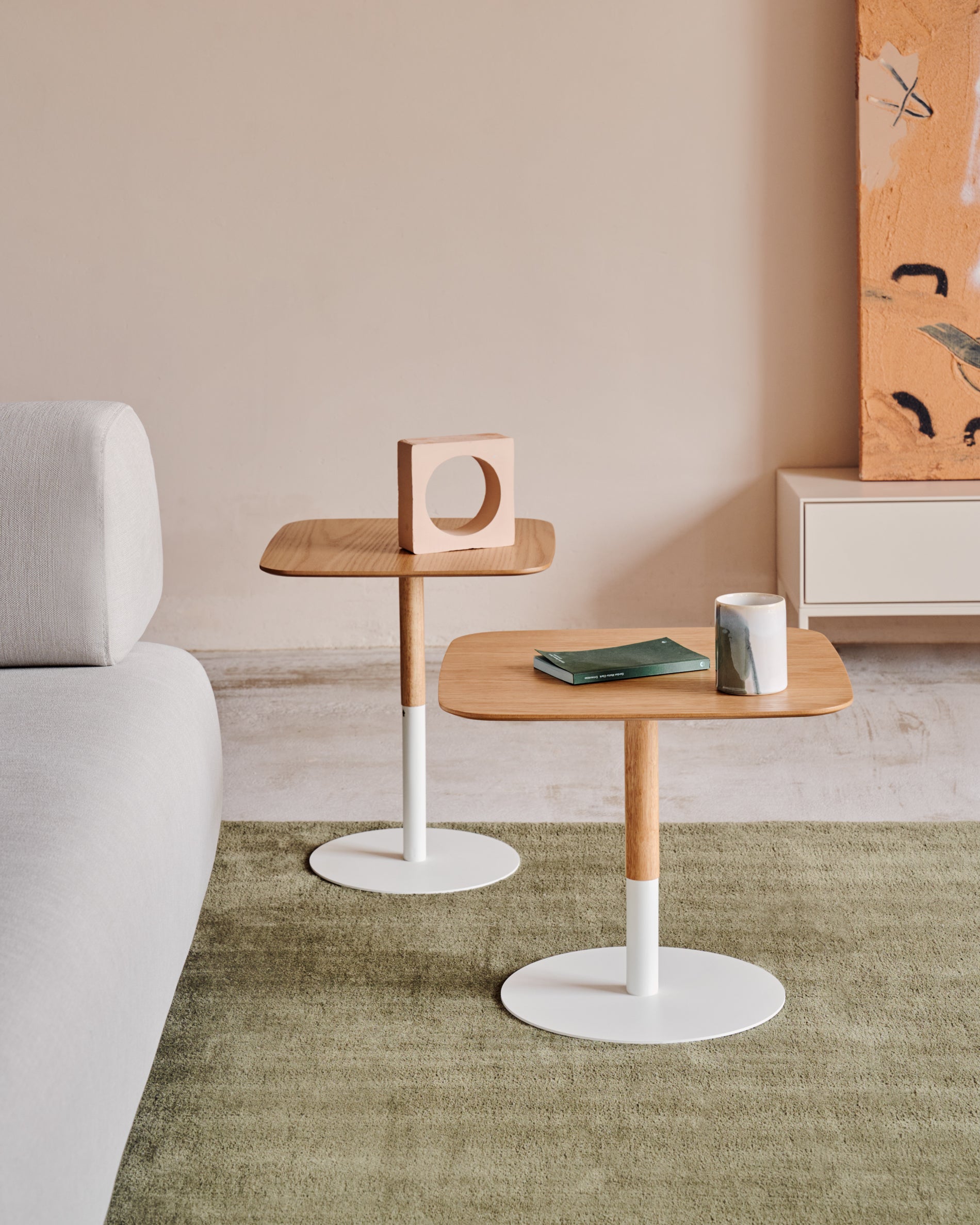 Watse set of 2 side tables in oak wood veneer and matte white metal - Lifestyle