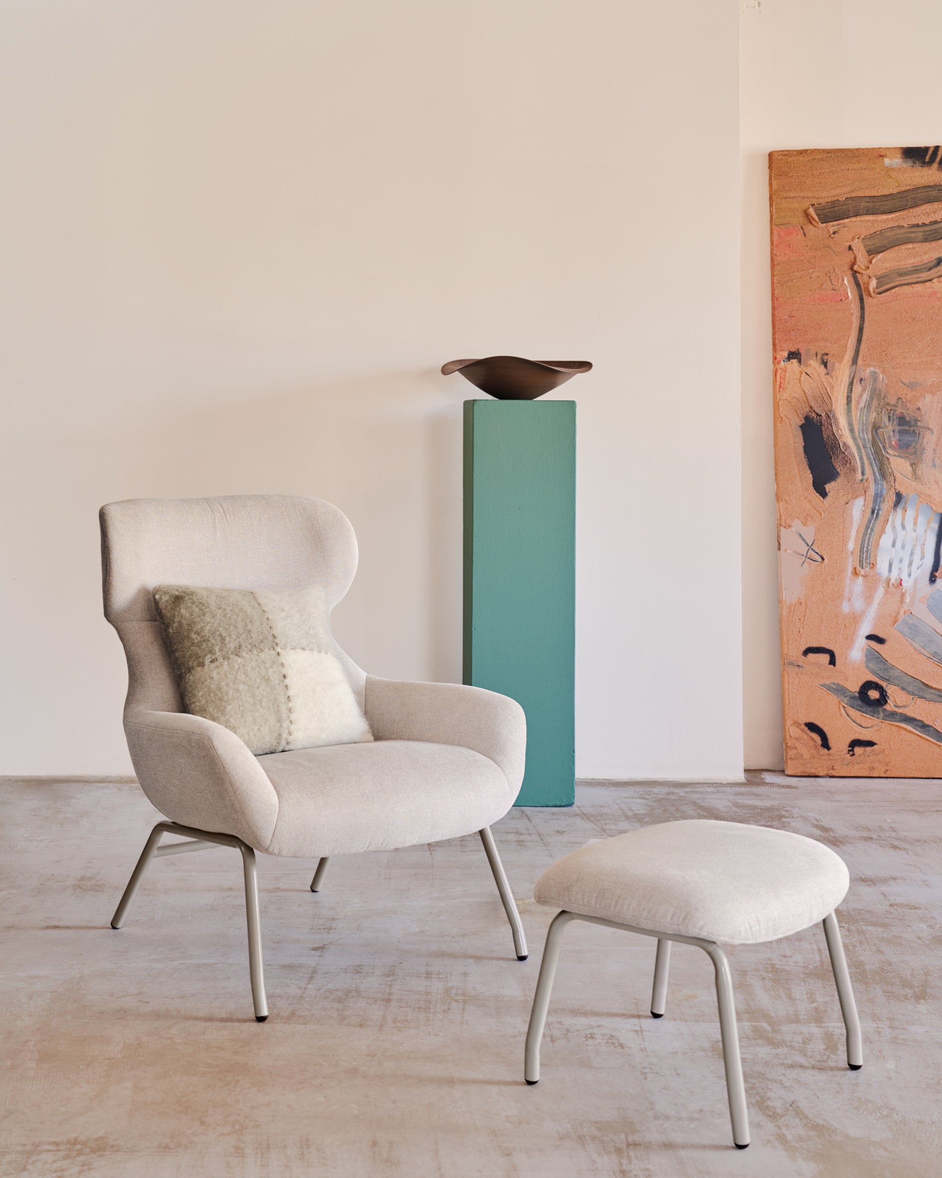 Belina beige chenille footrest in steel with beige finish FSC 100% - Lifestyle