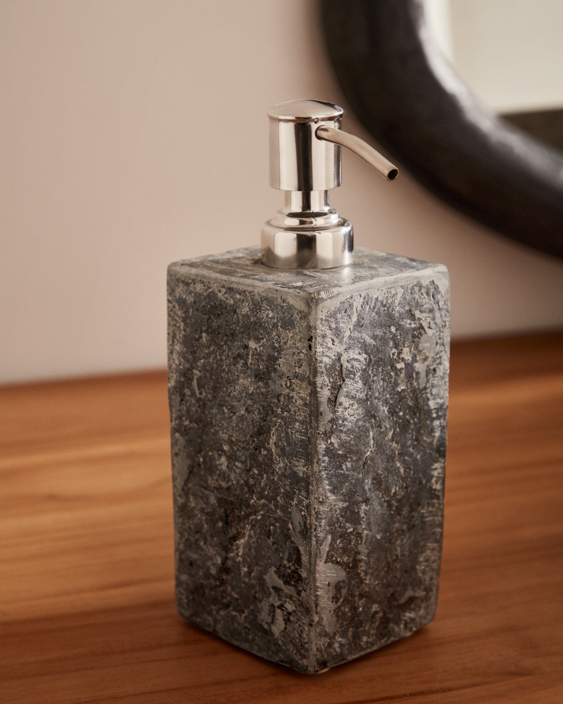 Macinne grey soap dispenser - Lifestyle