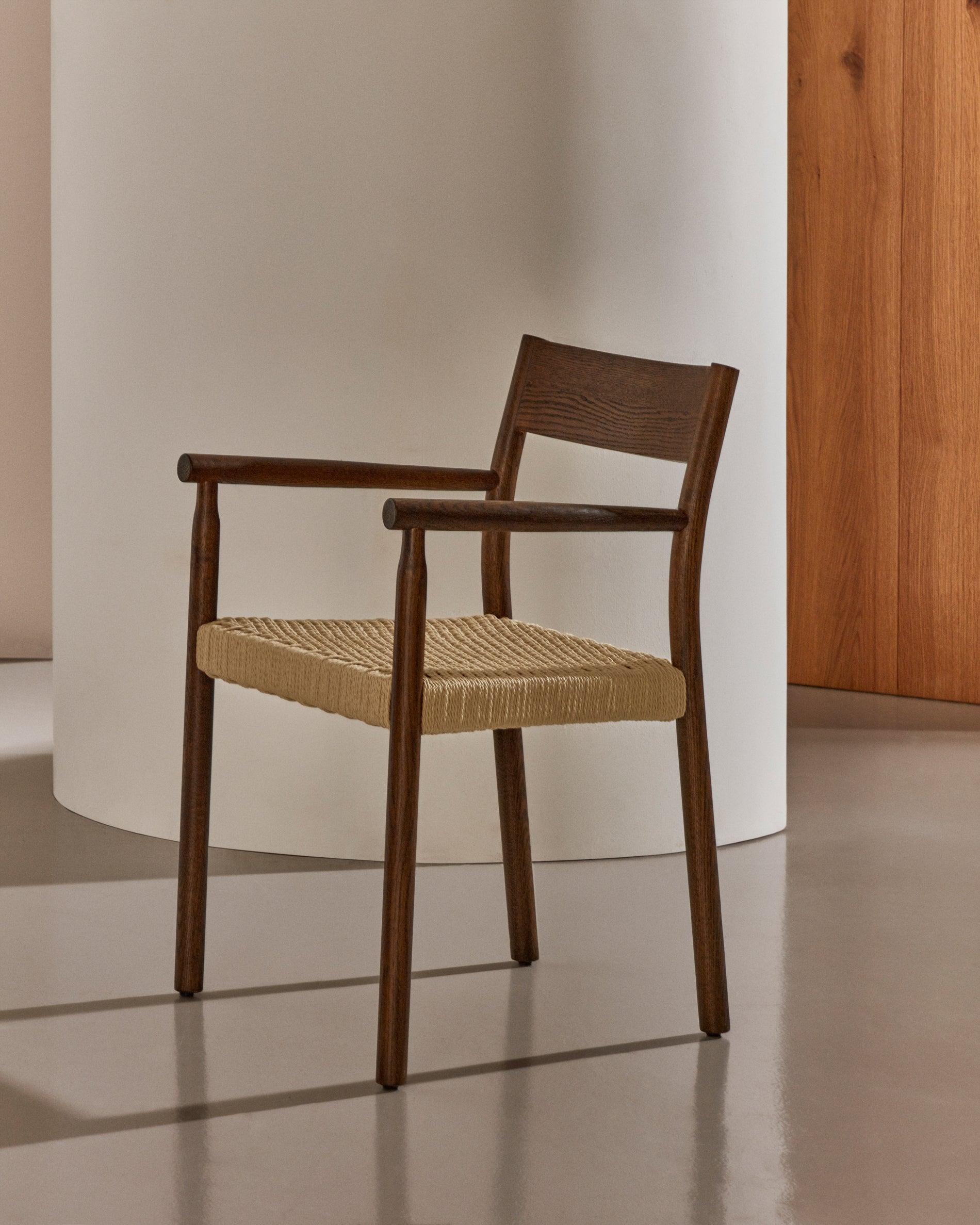 Yalia chair in solid oak with walnut finish and rope seat FSC 100% - Lifestyle