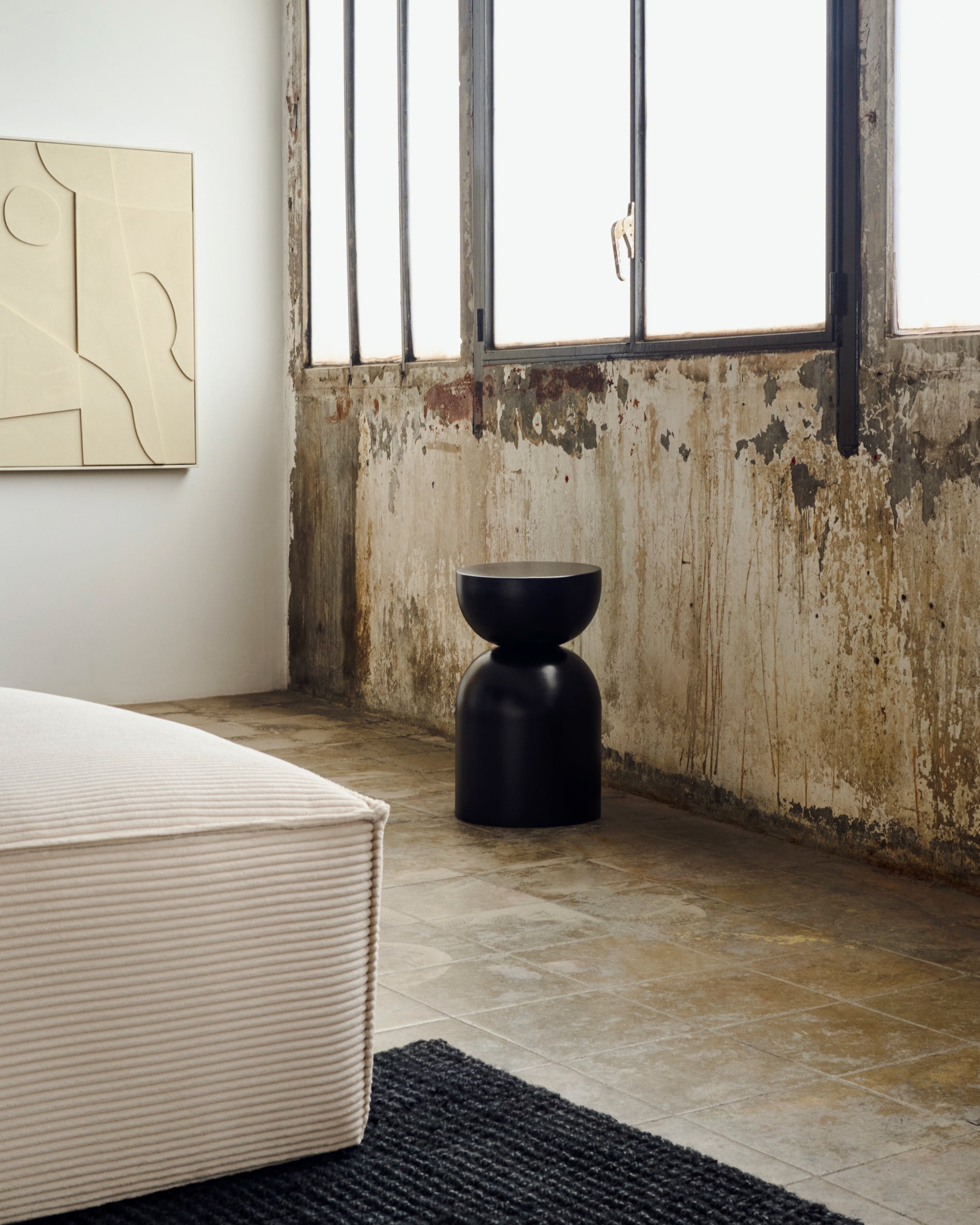 Rachell metal side table with glossy black painted finish Ø 30 cm - Lifestyle