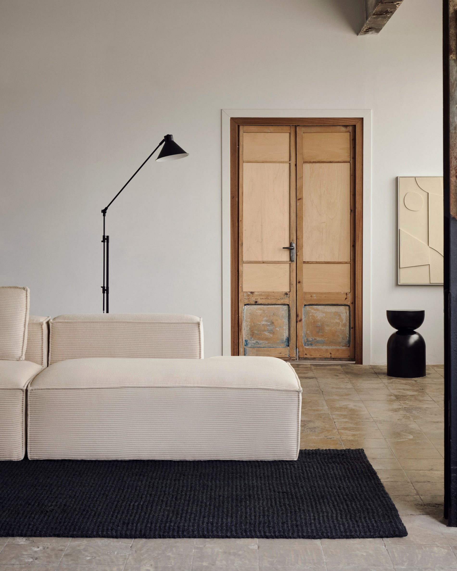 Rachell metal side table with glossy black painted finish Ø 30 cm - Lifestyle