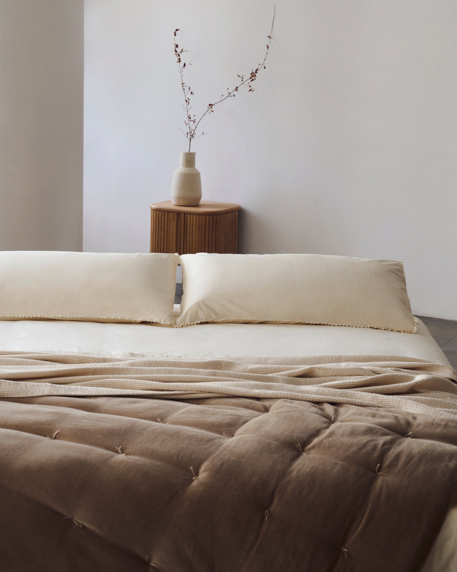 Ofelia base with ecru removable cover and solid beech wooden legs for a 160 x 200 cm mattress - Lifestyle