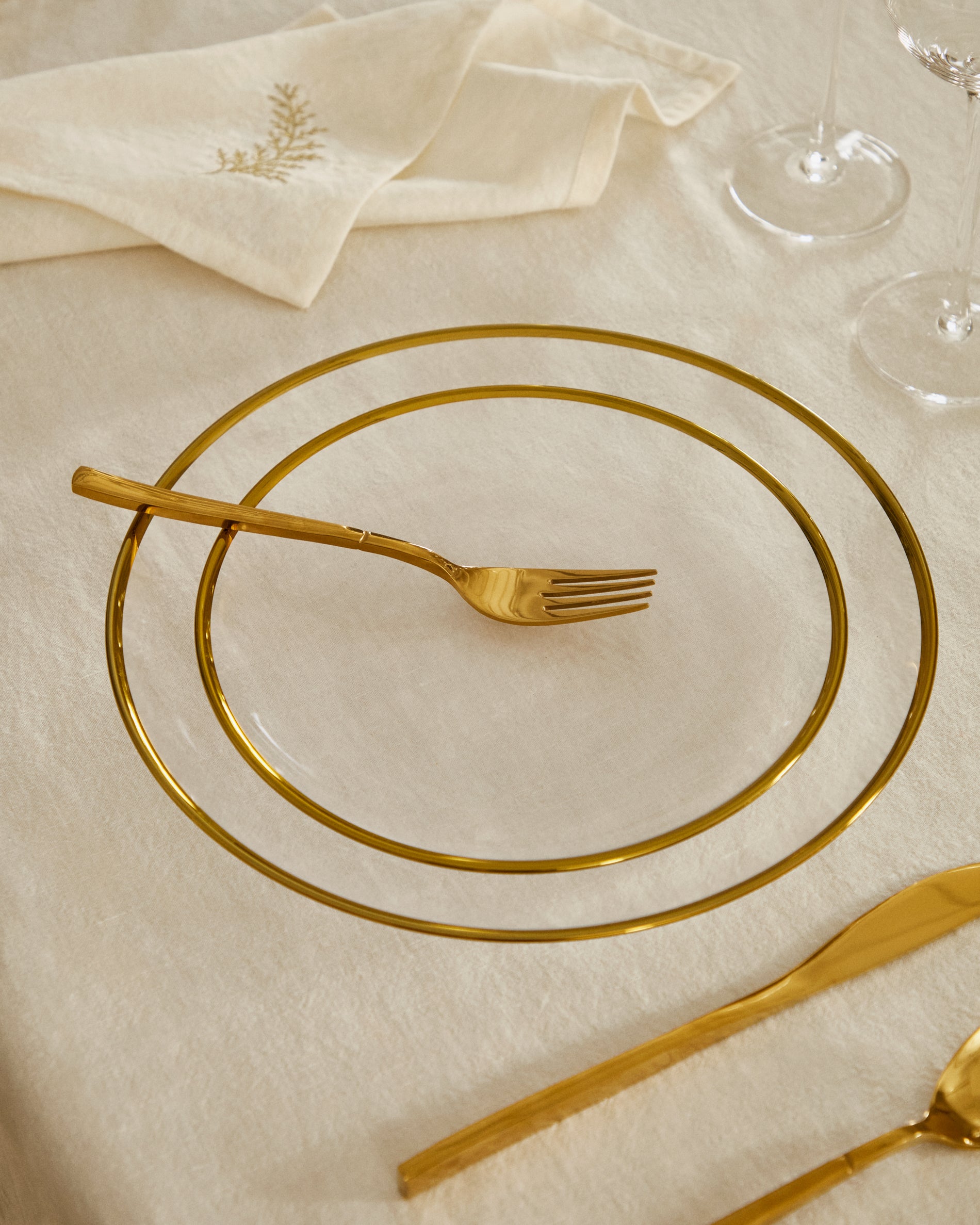 Nelie glass dessert plate with golden edges - Lifestyle