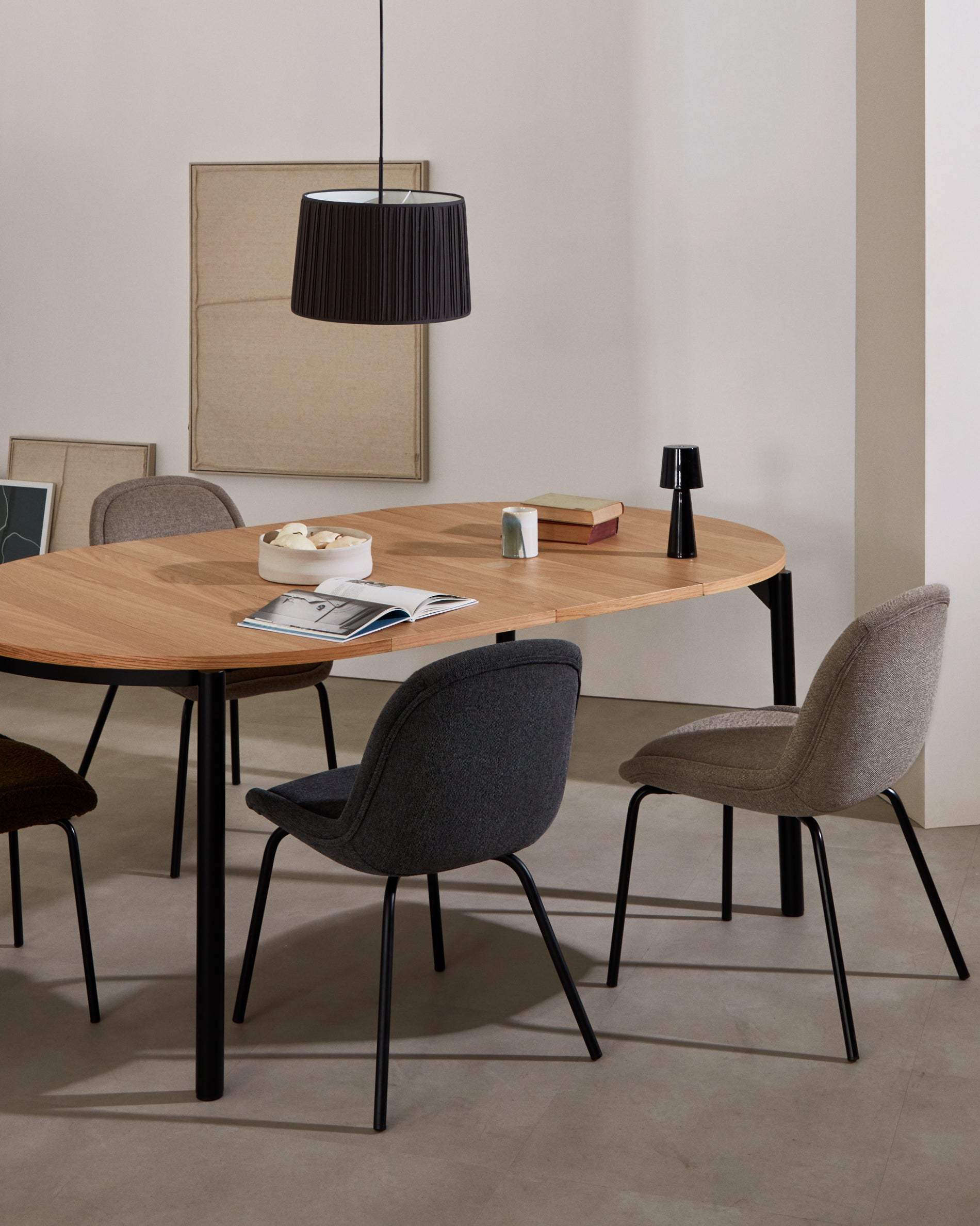 Montuiri extendable round table in oak veneer and steel legs with black finish, Ø 120 (200) cm - Lifestyle