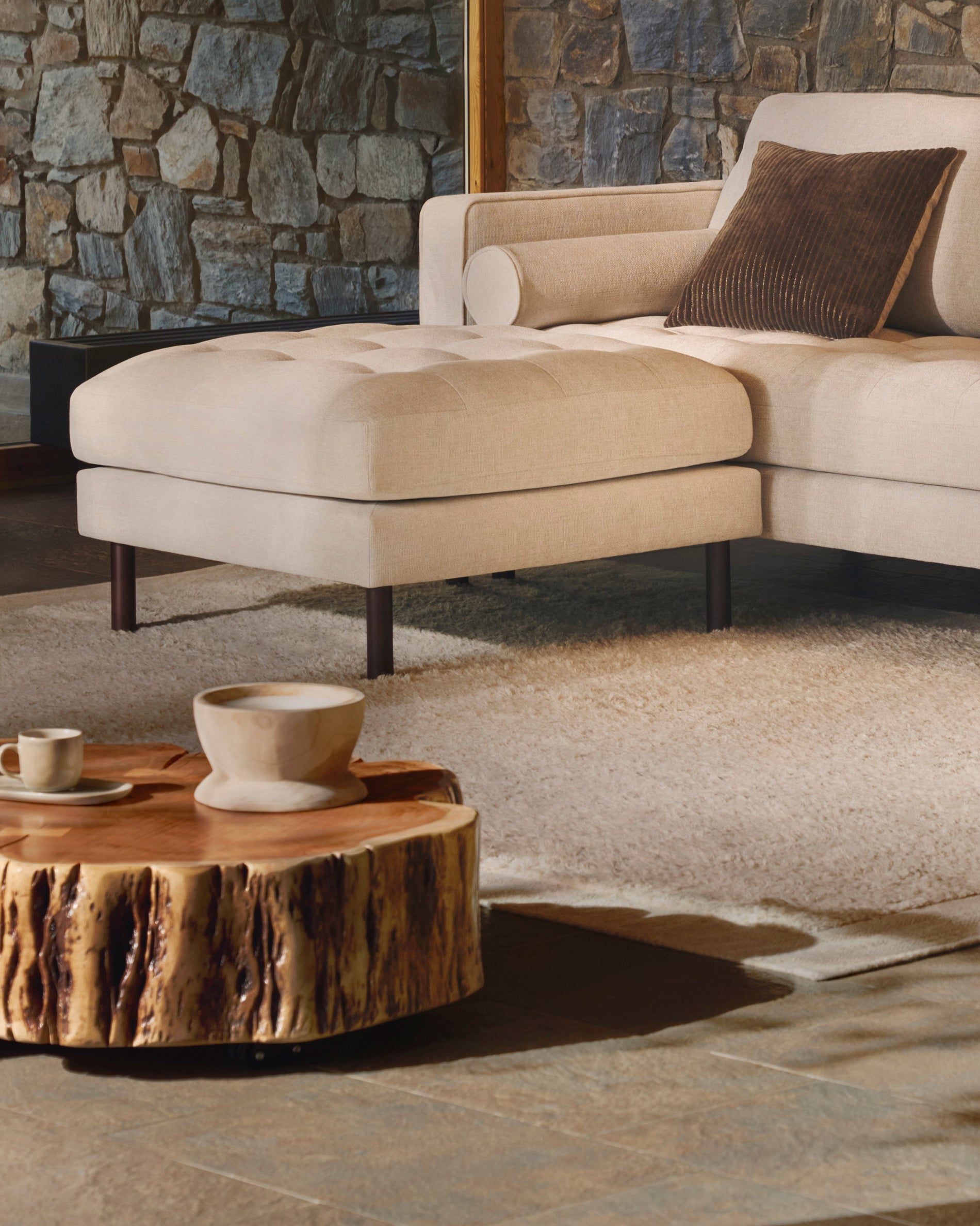 Tavine coffee table in solid acacia wood with bleached finish with wheels Ø65cm - Lifestyle