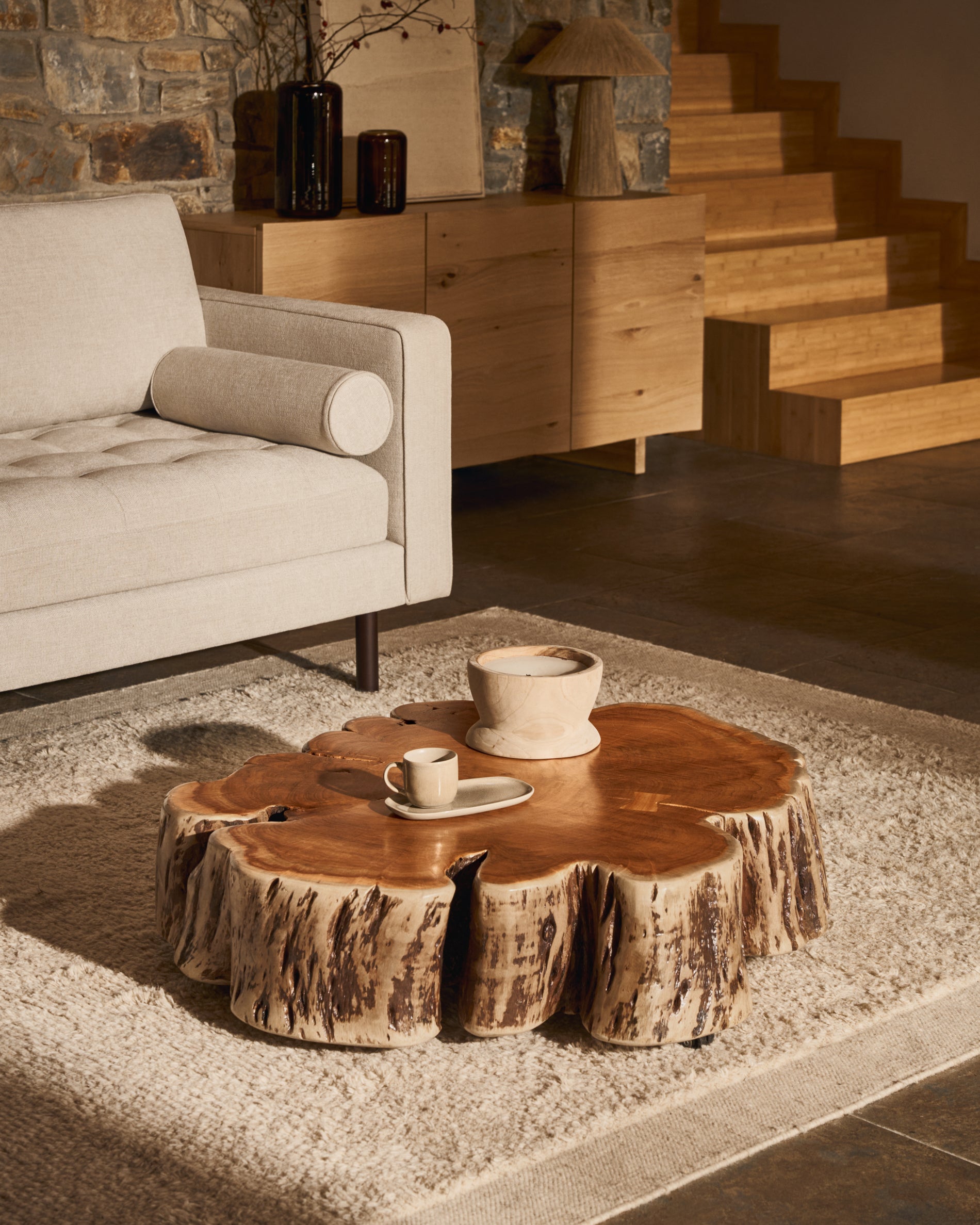 Tavine coffee table in solid acacia wood with bleached finish with wheels Ø85cm - Lifestyle