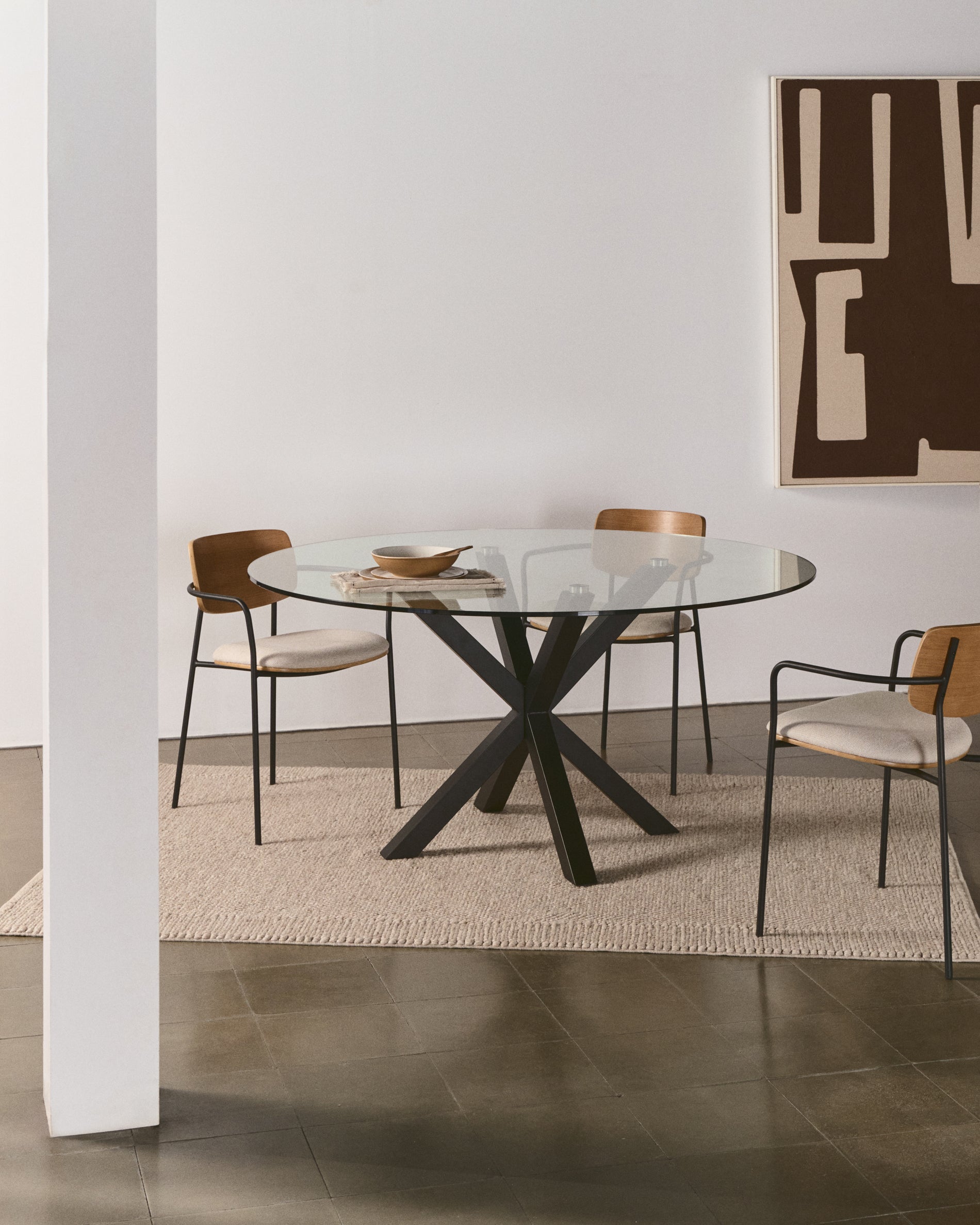Argo round glass table with steel legs with black finish Ø 119 cm - Lifestyle