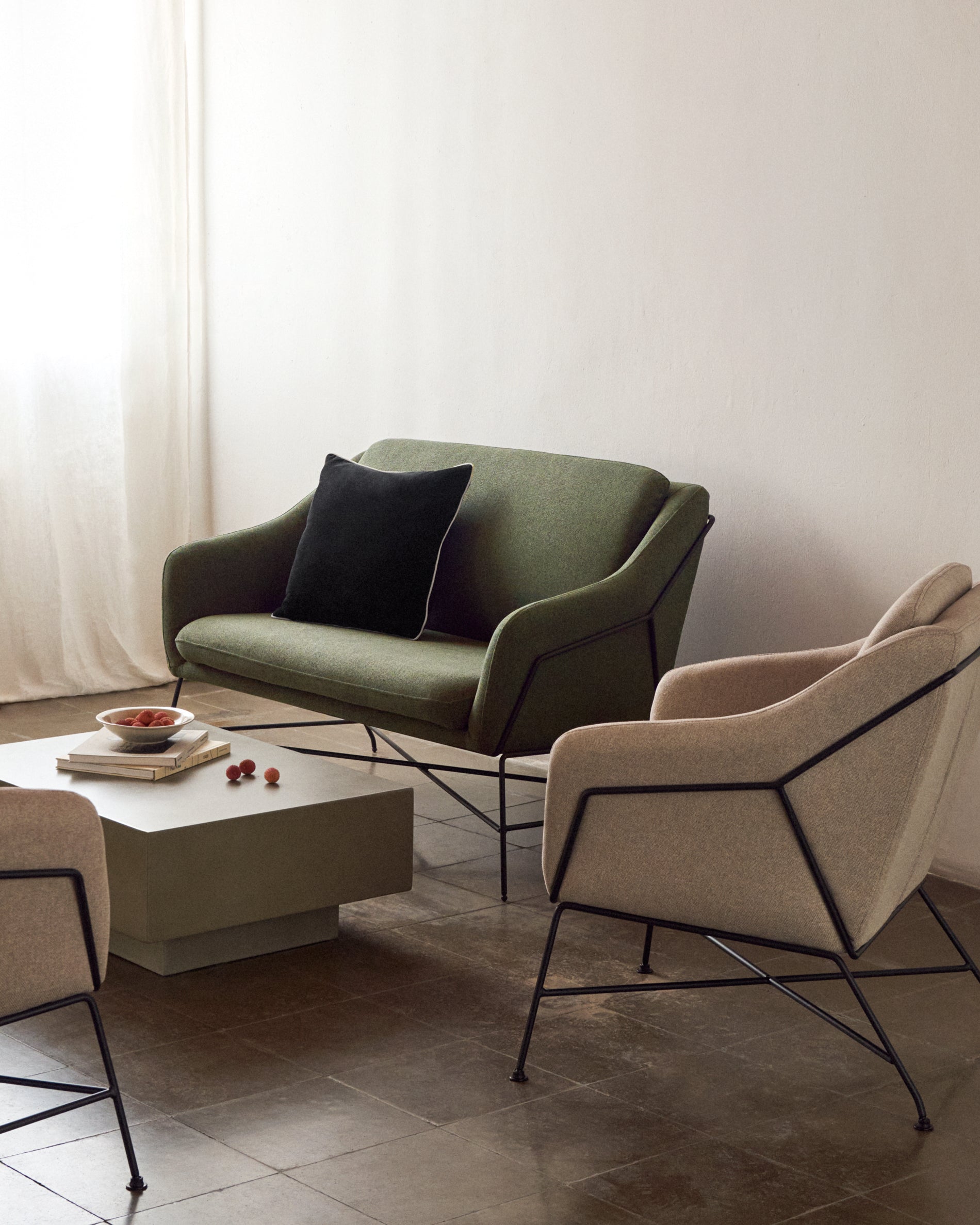 Brida 2-seater sofa in green and steel legs with black finish, 128 cm - Lifestyle