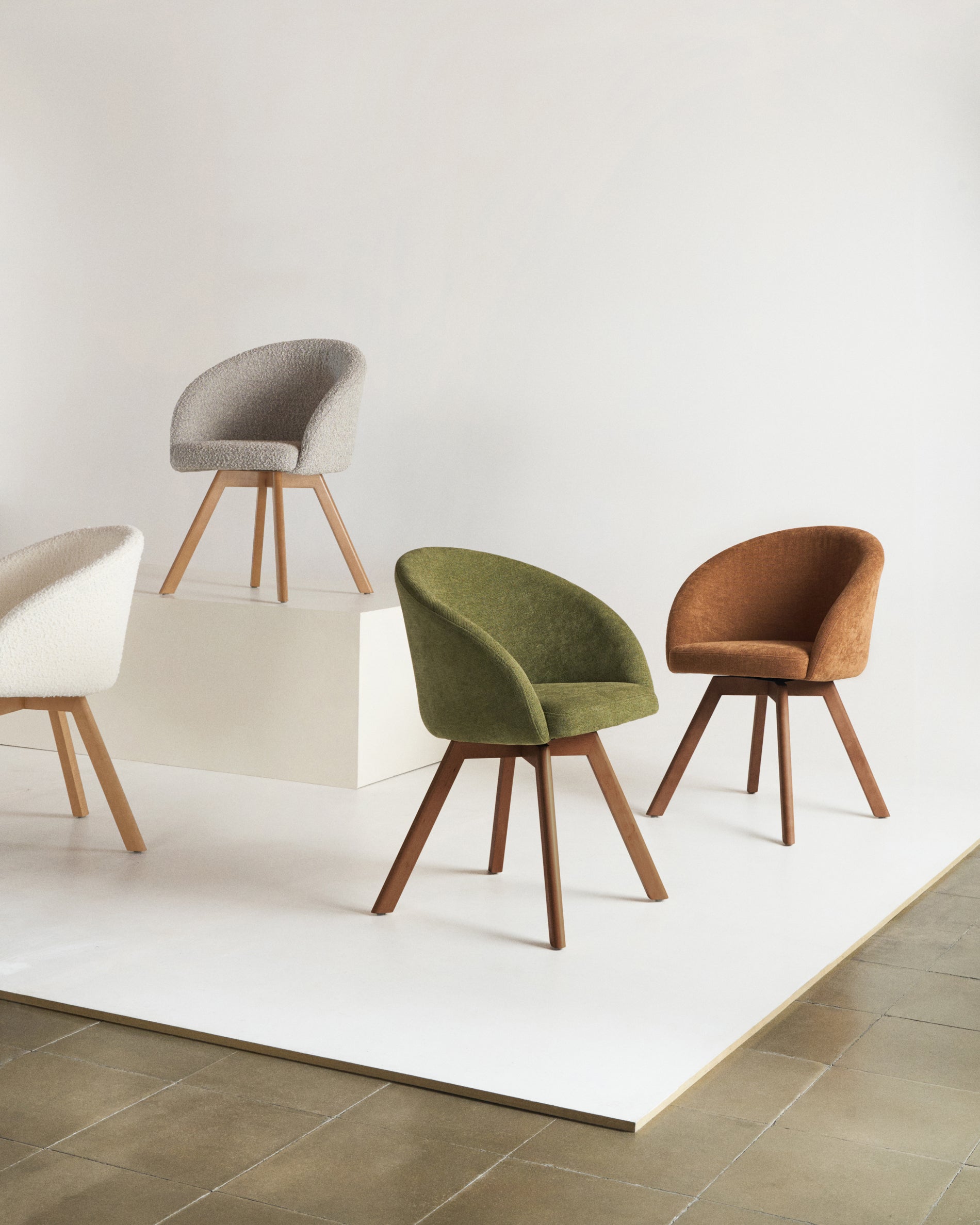 Marvin brown chenille swivel chair with solid beech wood legs with a walnut finish FSC 100% - Lifestyle