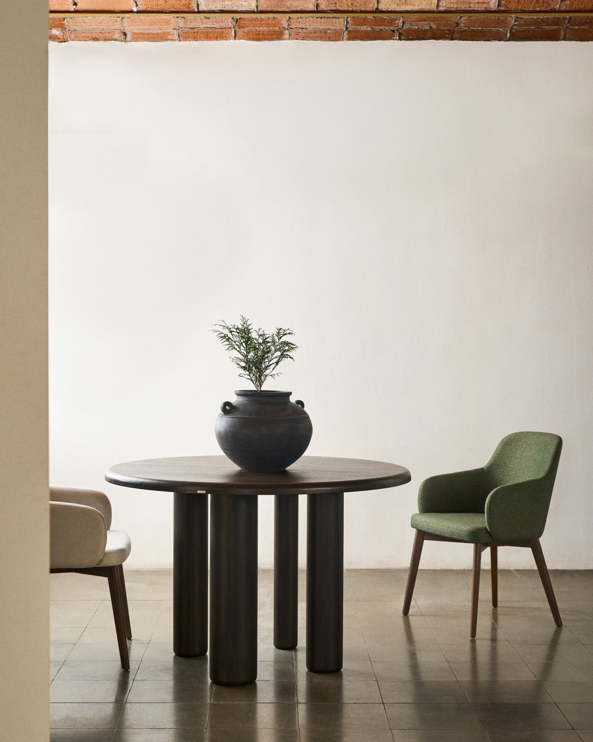 Nelida chair in green chenille and solid beech wood in a walnut finish FSC 100% - Lifestyle
