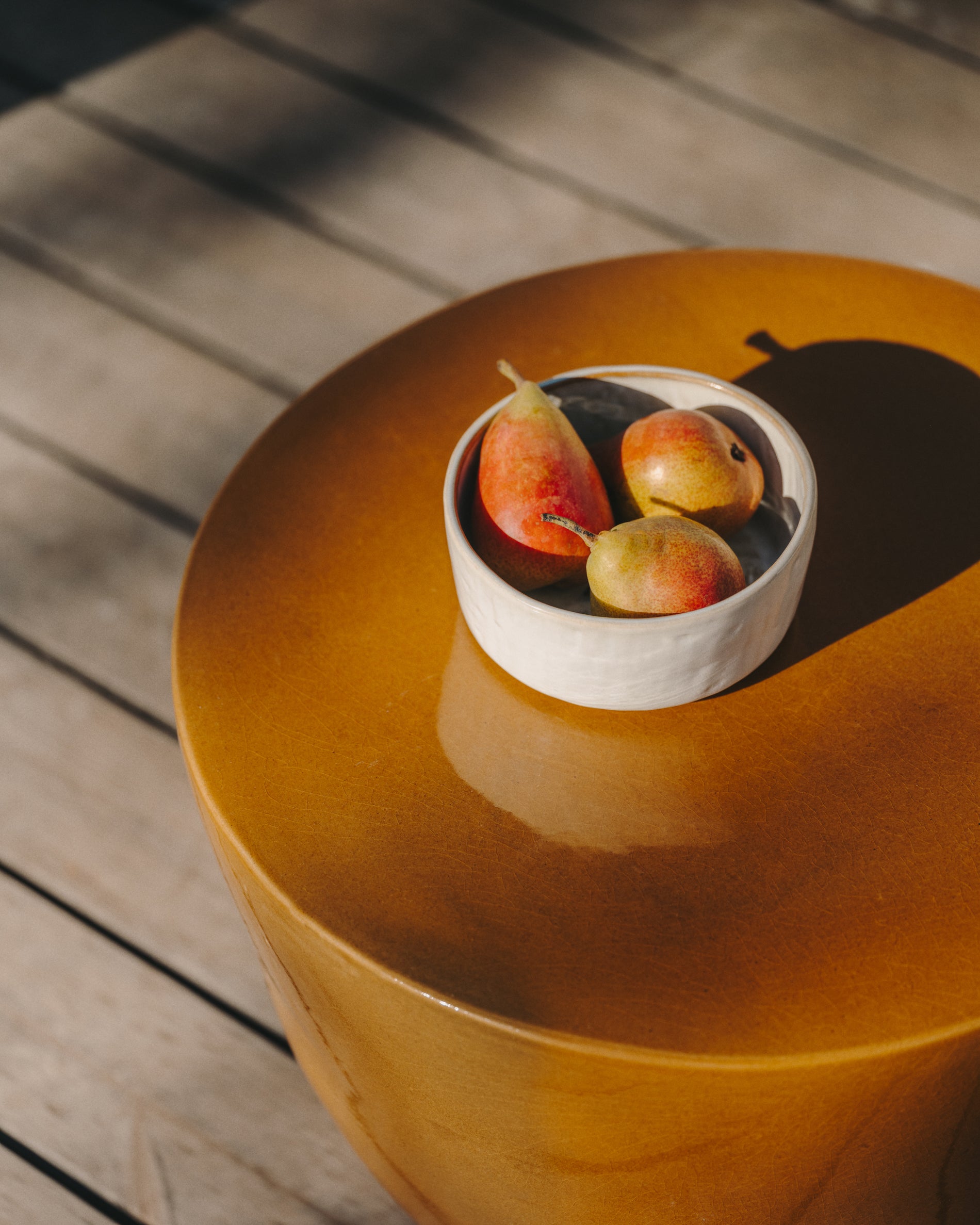 Mesquida outdoor side table made of ceramic with glazed mustard finish Ø 45 cm - Lifestyle