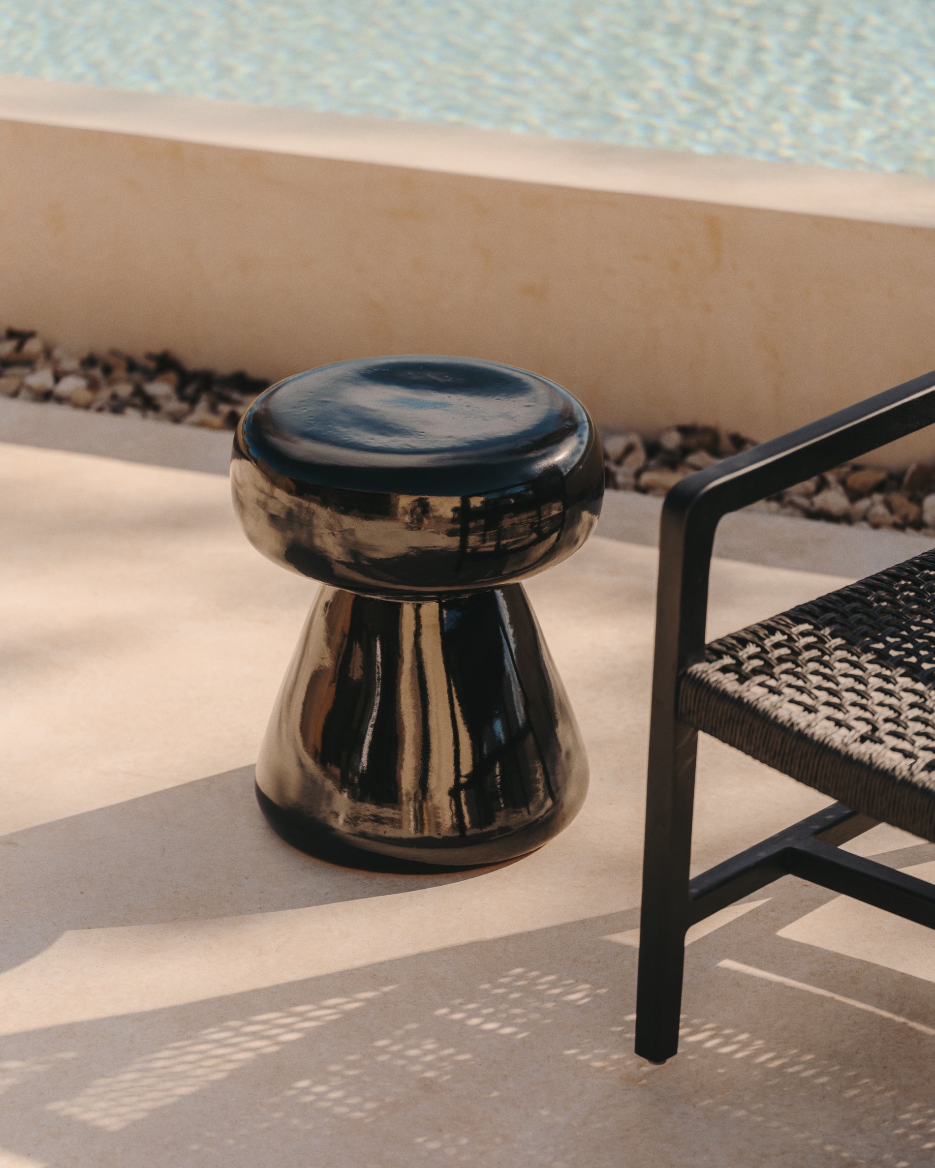 Manya black ceramic side table, Ø 38 cm - Lifestyle