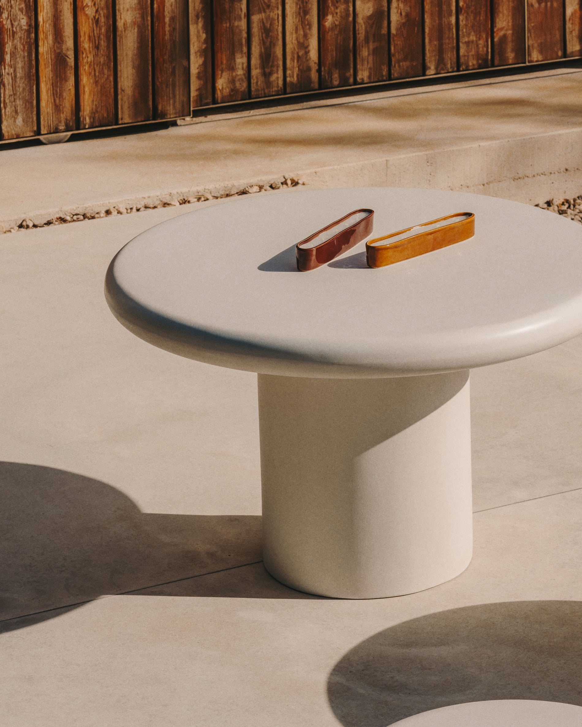 Addaia Round Table in White Cement Ø90 cm - Lifestyle