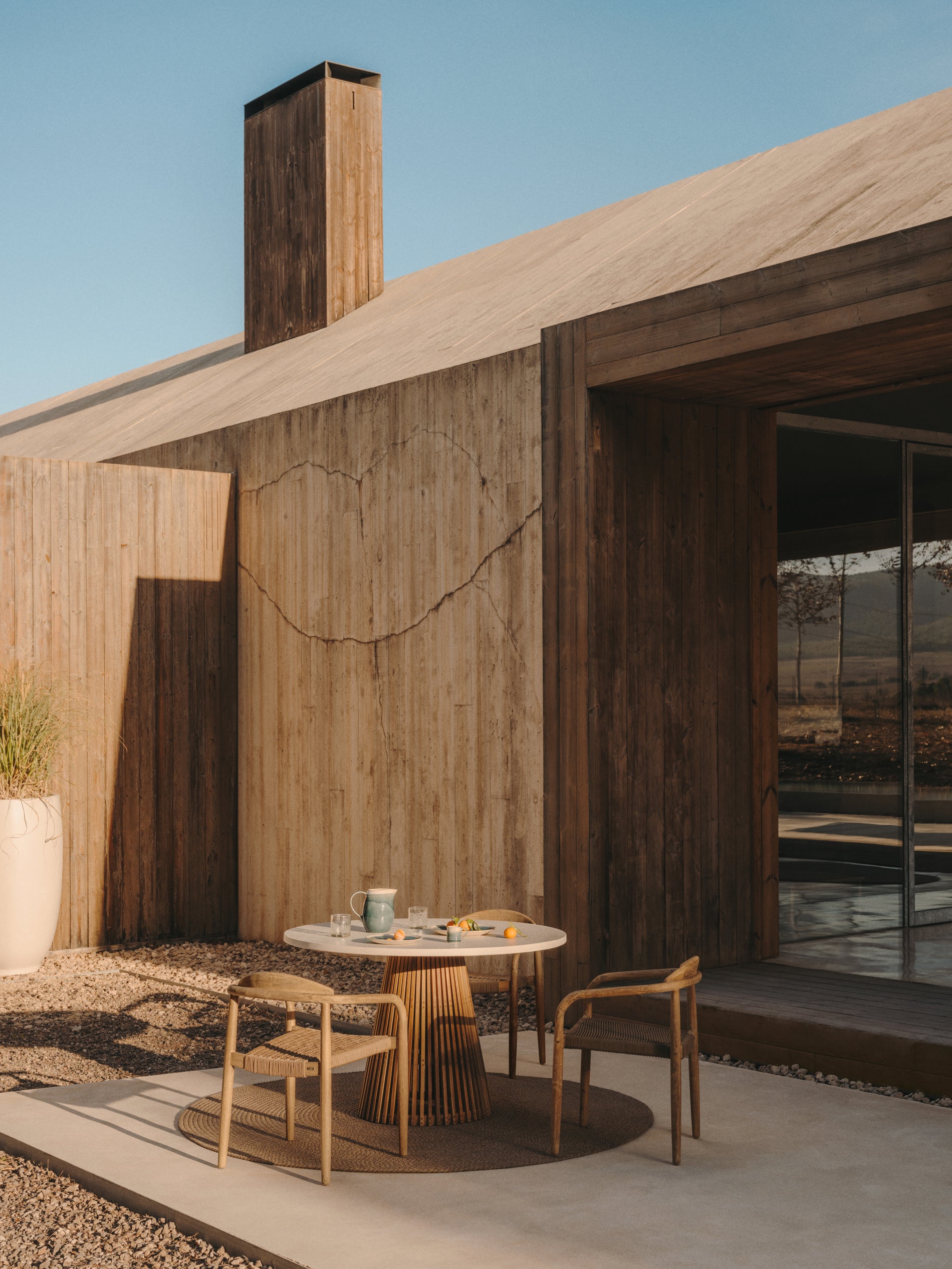 Alcaufar round outdoor table made of solid teak wood and grey cement Ø 120 cm - Lifestyle