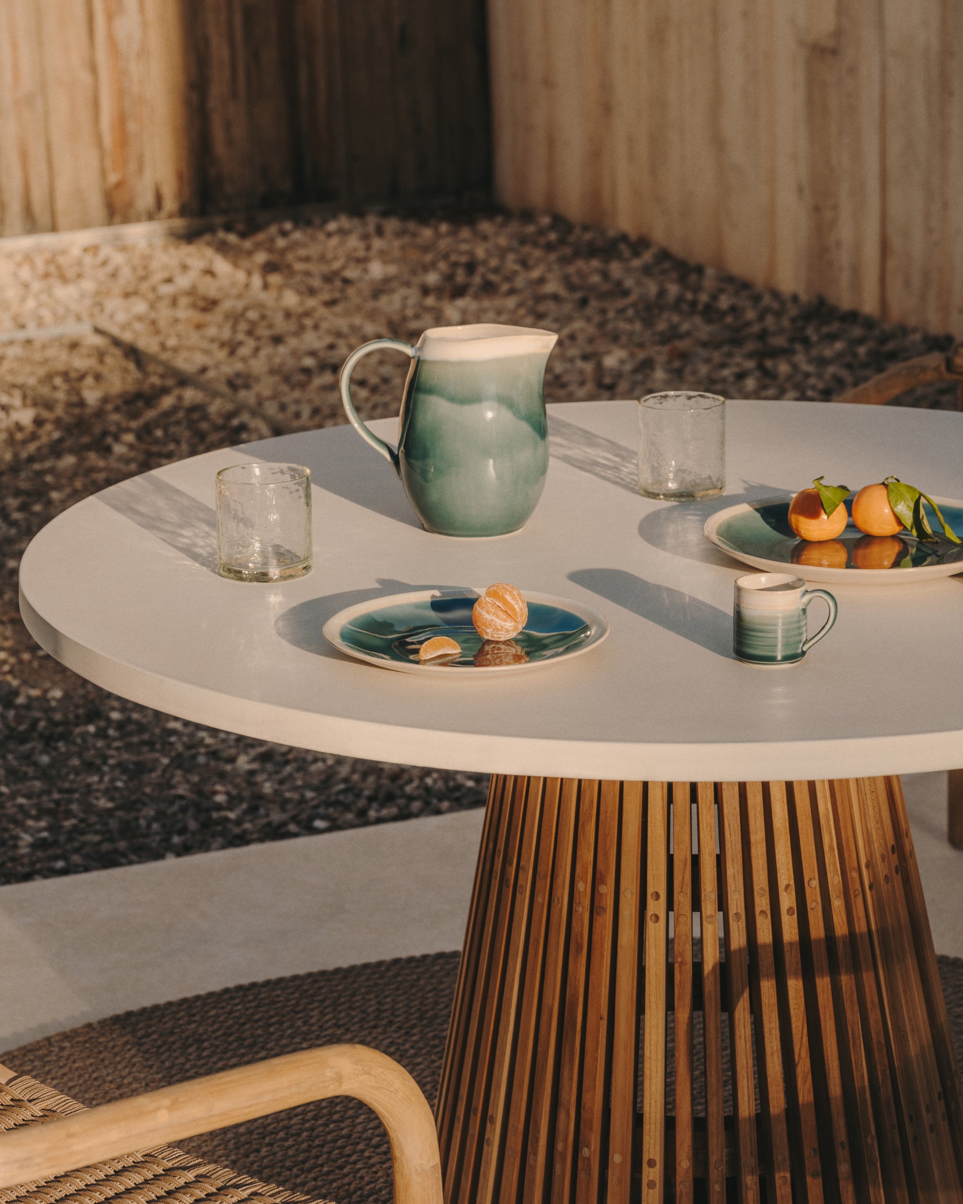 Alcaufar round outdoor table made of solid teak wood and grey cement Ø 120 cm - Lifestyle