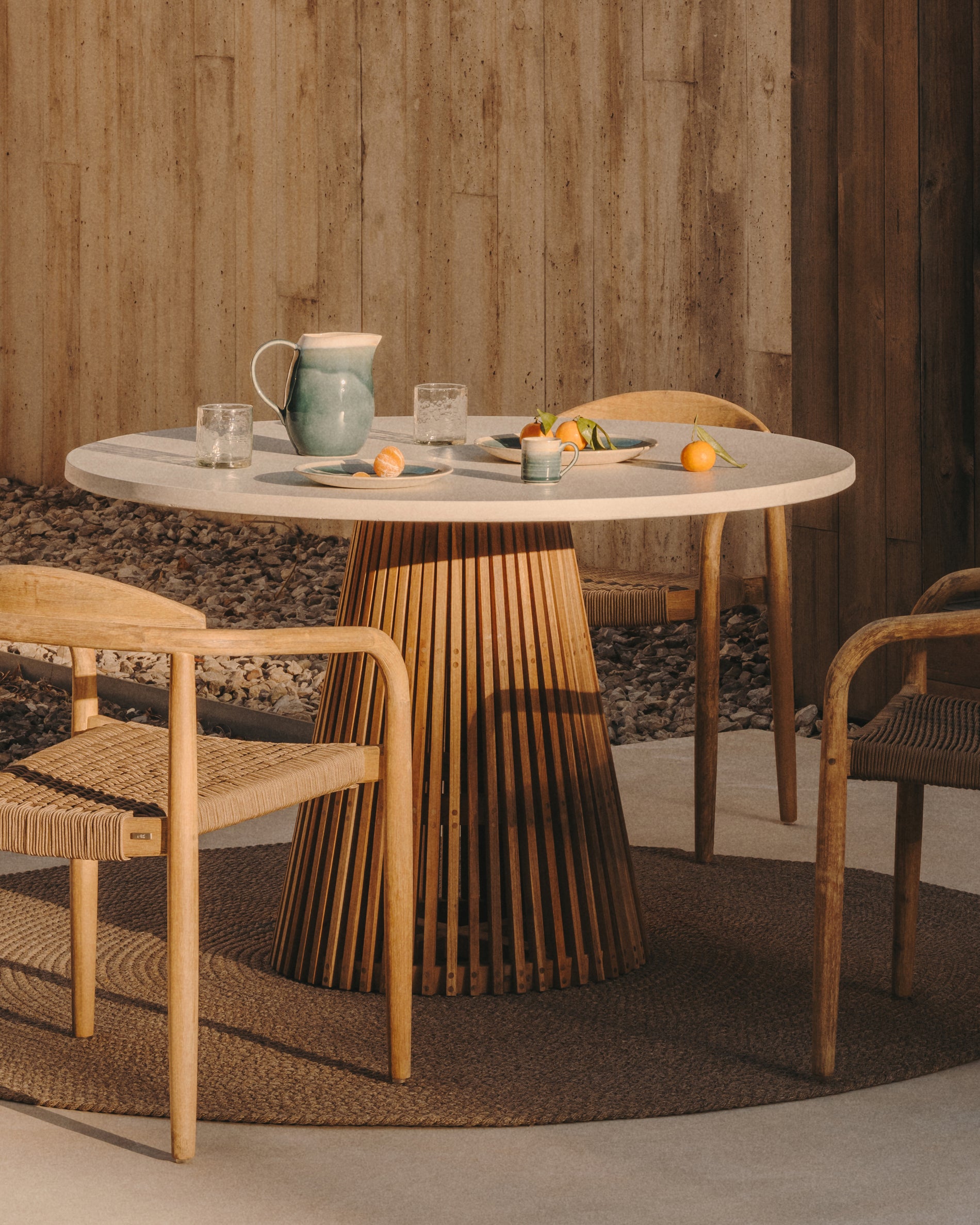 Alcaufar round outdoor table made of solid teak wood and white cement Ø 120 cm - Lifestyle