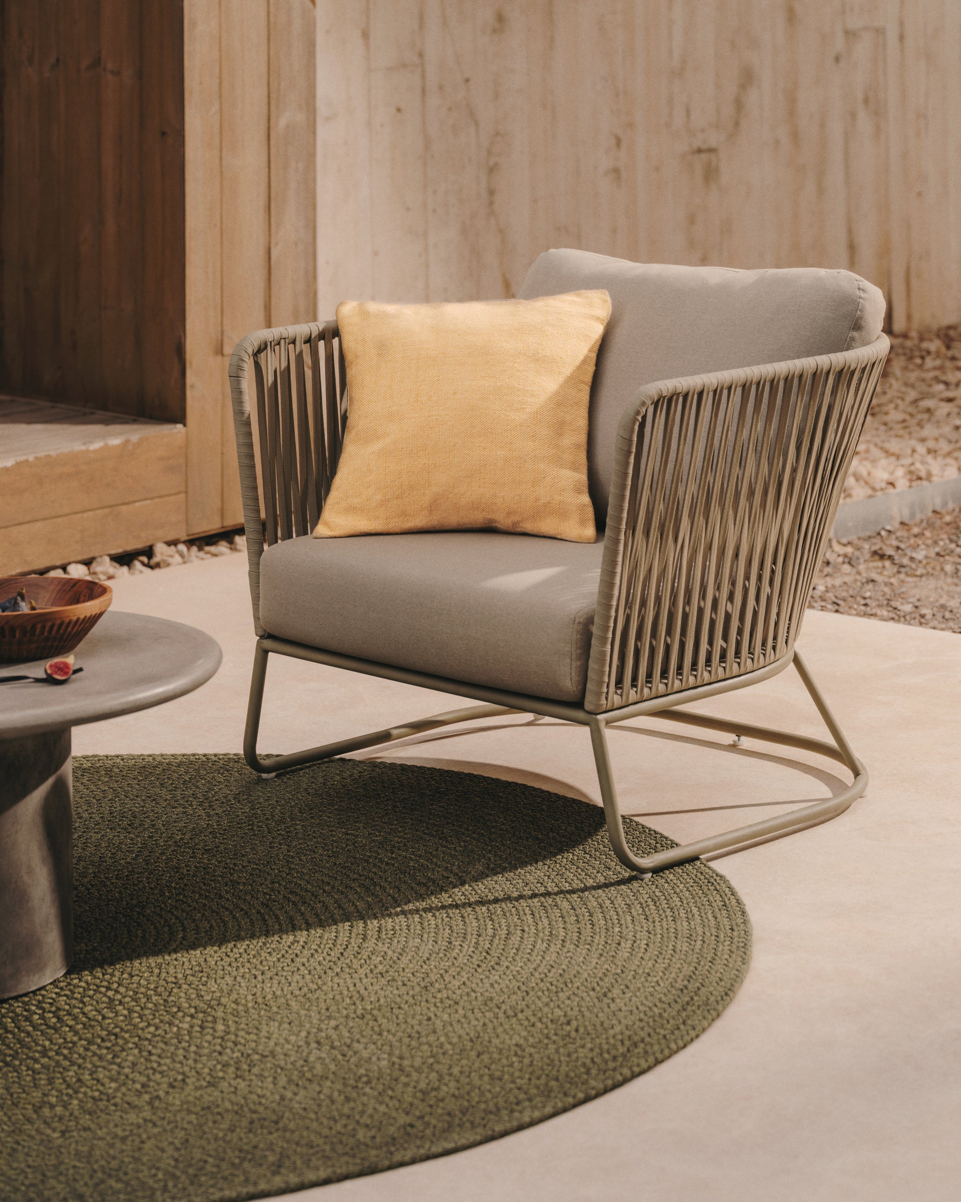 Saconca outdoor armchair made of rope and green galvanized steel