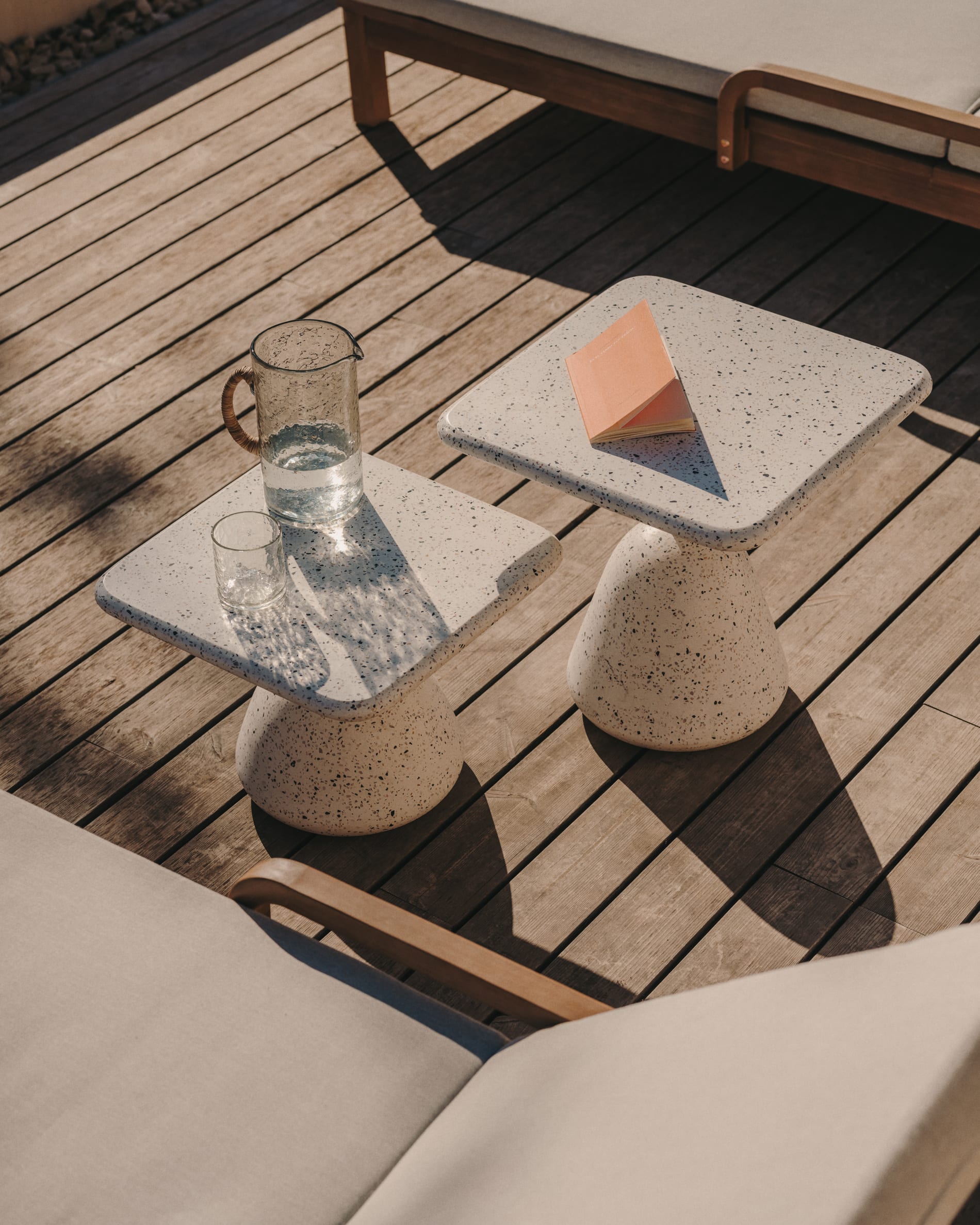 Saura kávézóasztal fehér terrazzóval és fehér terrazzó tetejével 32 x 48 x 48