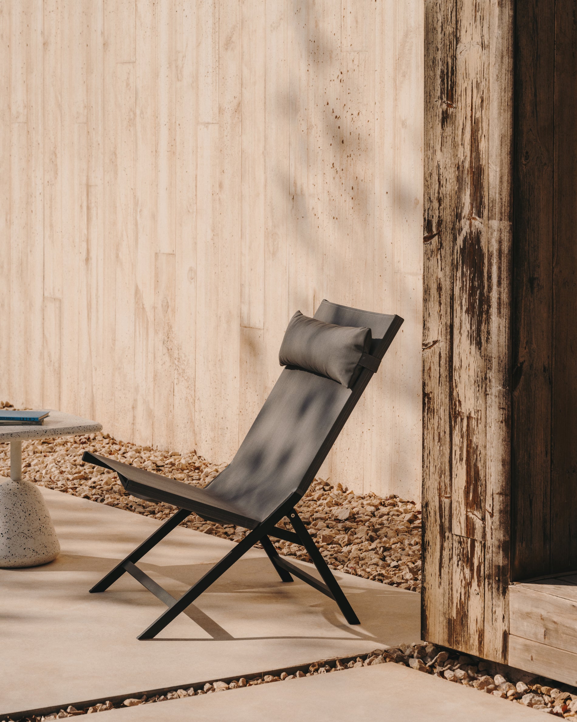 Canutells folding armchair made of aluminum with dark grey finish - Lifestyle