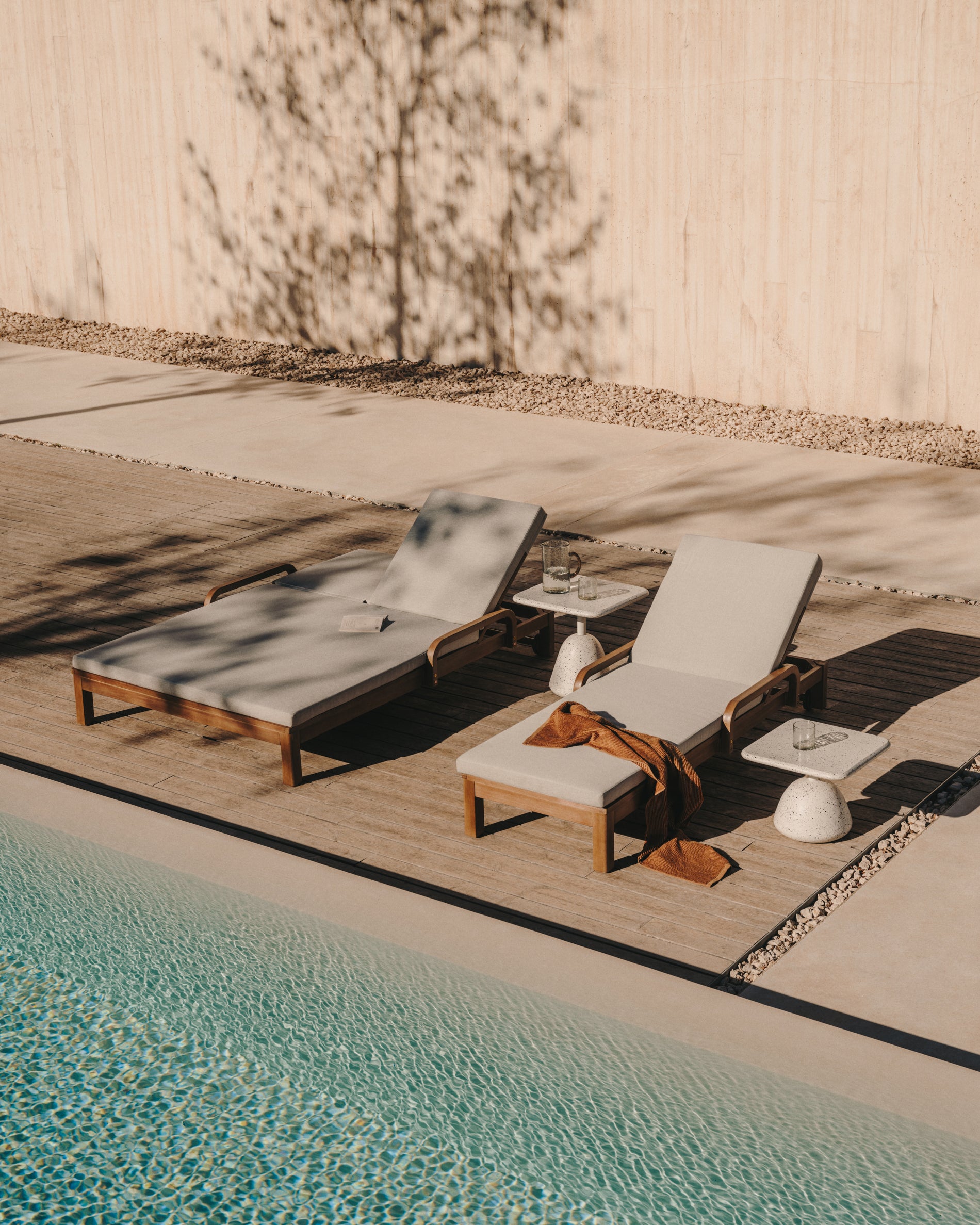 Saura coffee table in white terrazzo with a white terrazzo top 32 x 48 x 48 - Lifestyle