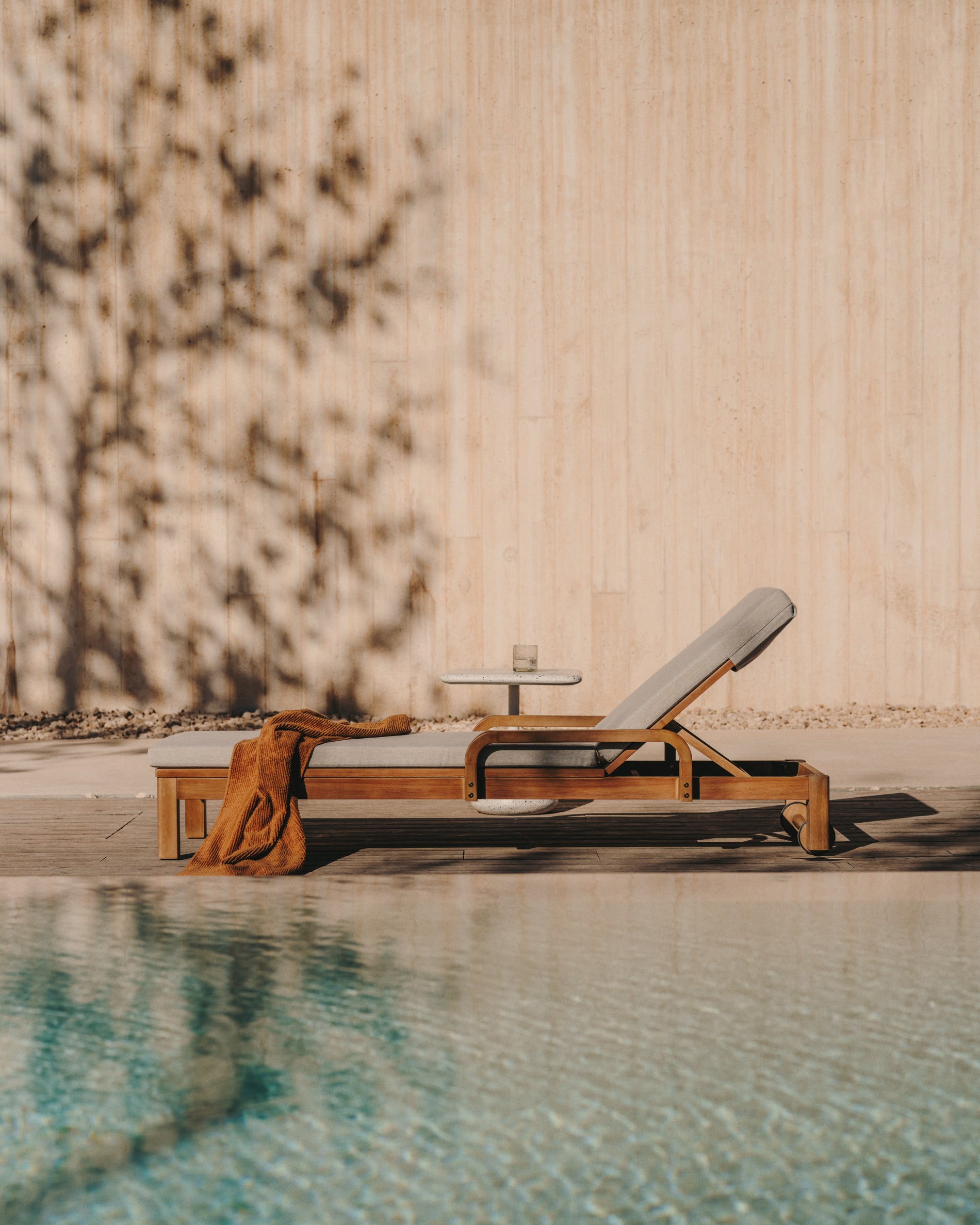 Sonsaura sun lounger made from solid eucalyptus wood FSC 100% - Lifestyle