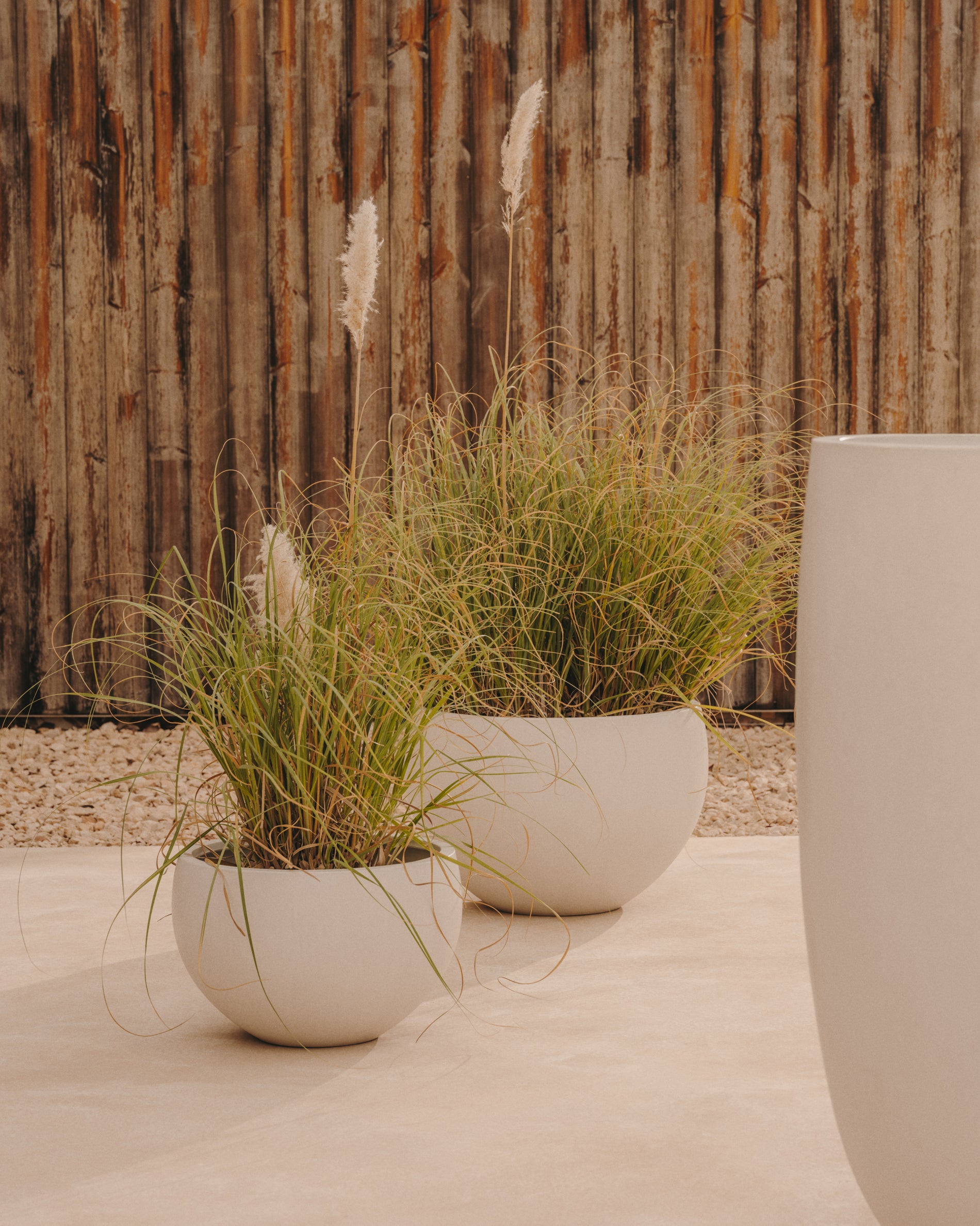 Grau White Cement Planter Ø 72 cm - Lifestyle