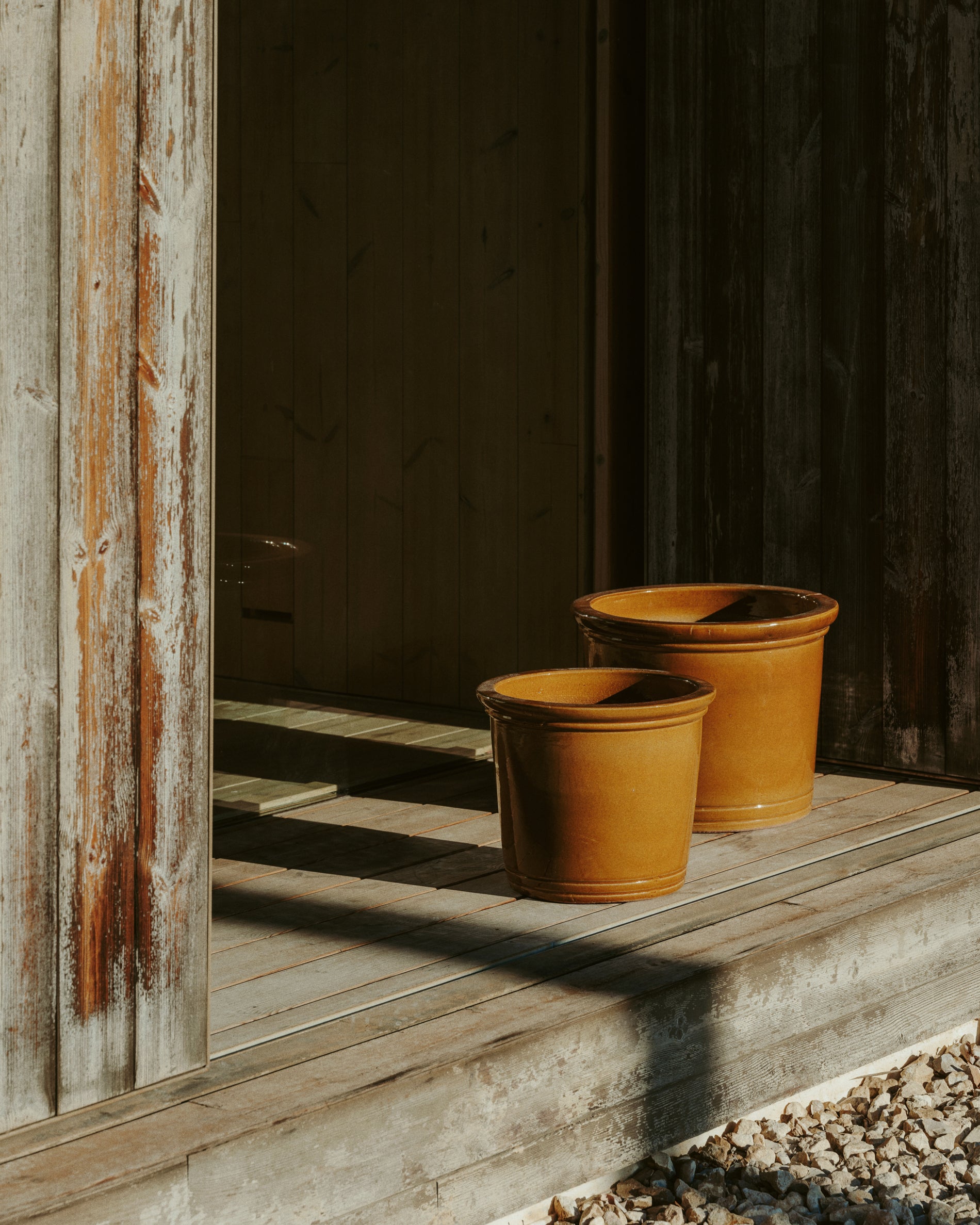 Presili set of 2 ceramic planters with glazed mustard finish Ø 37 / 47 cm - Lifestyle