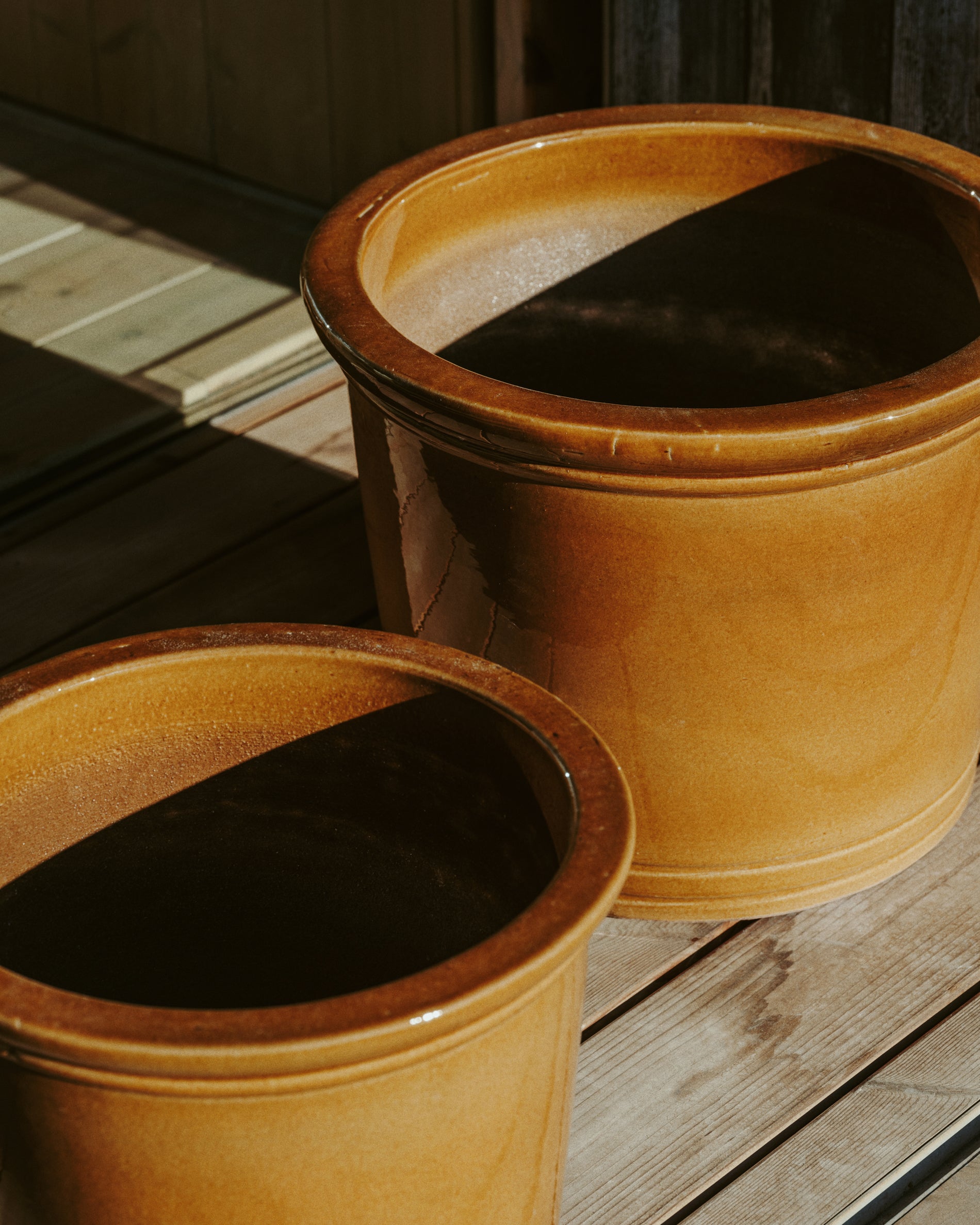Presili set of 2 ceramic planters with glazed mustard finish Ø 37 / 47 cm - Lifestyle