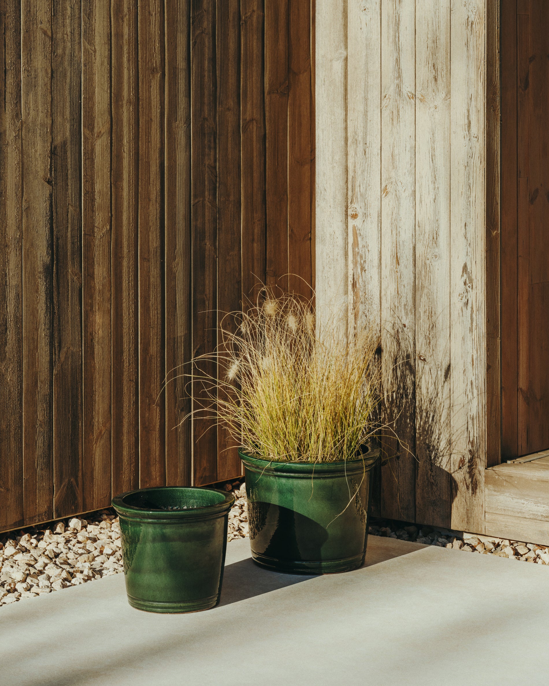 Presili set of 2 ceramic planters with glazed green finish Ø 37 / 47 cm - Lifestyle