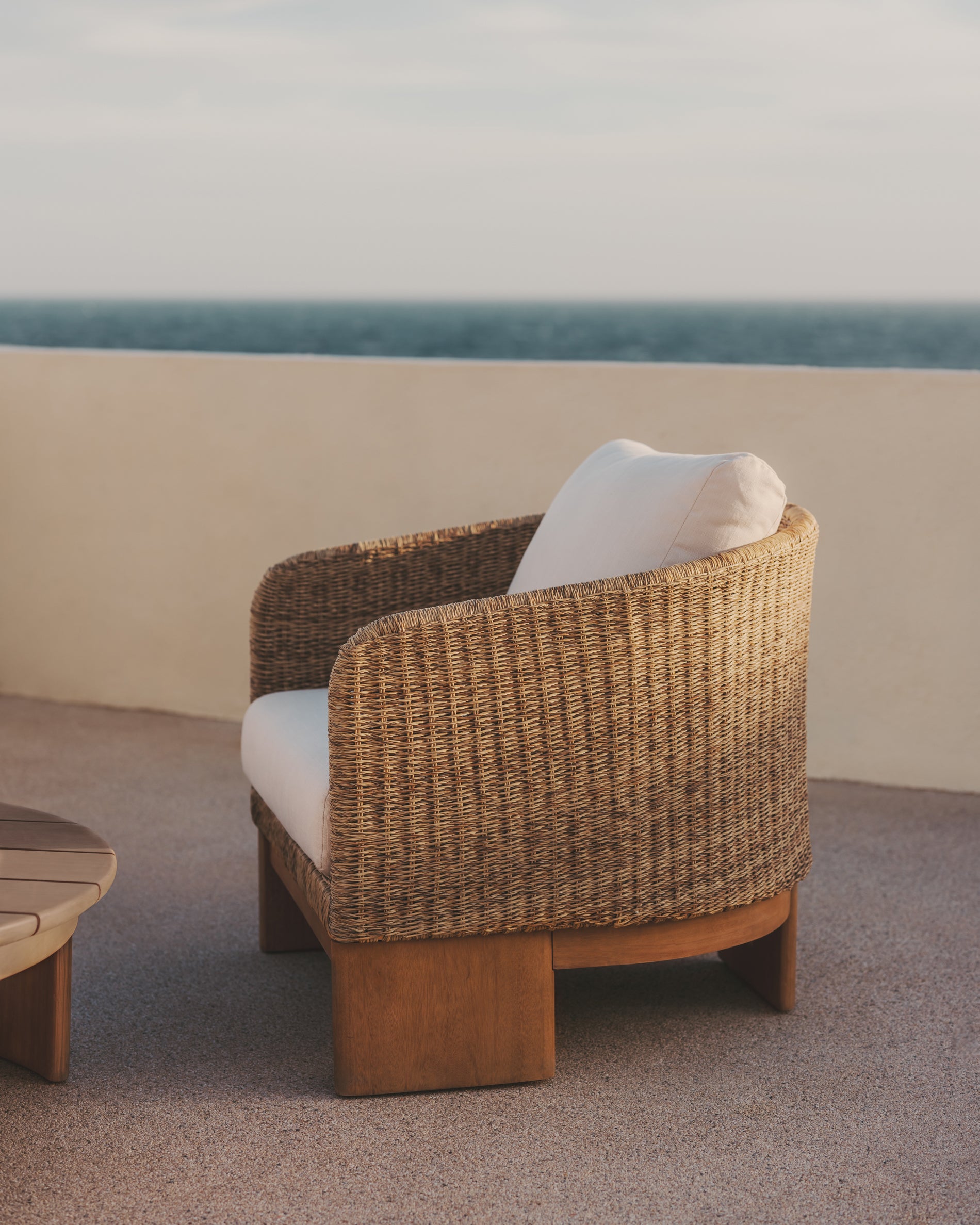 Xoriguer armchair in synthetic rattan and solid eucalyptus wood FSC 100% - Lifestyle
