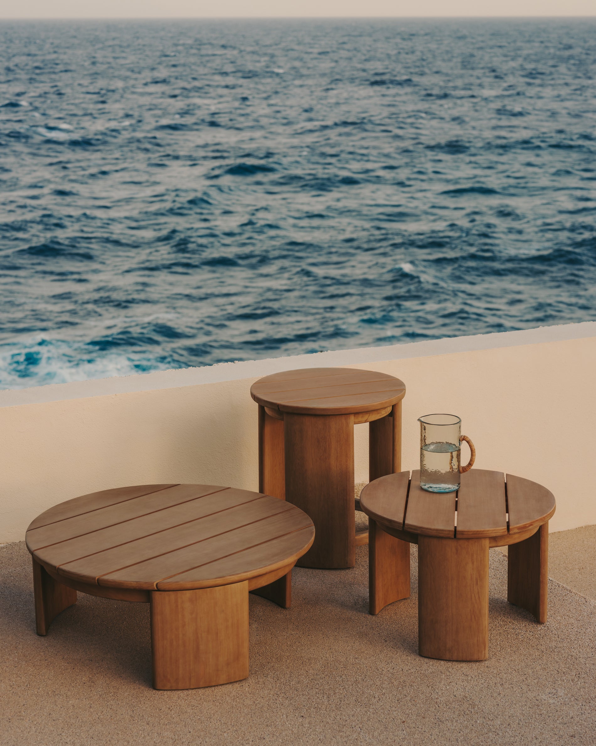 Xoriguer coffee table in solid eucalyptus wood Ø90 cm FSC 100% - Lifestyle