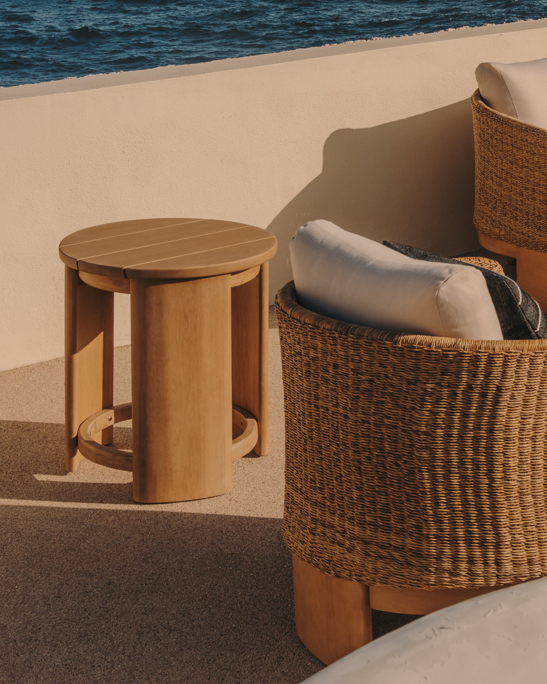 Xoriguer side table made in solid eucalyptus wood Ø56 cm FSC 100% - Lifestyle