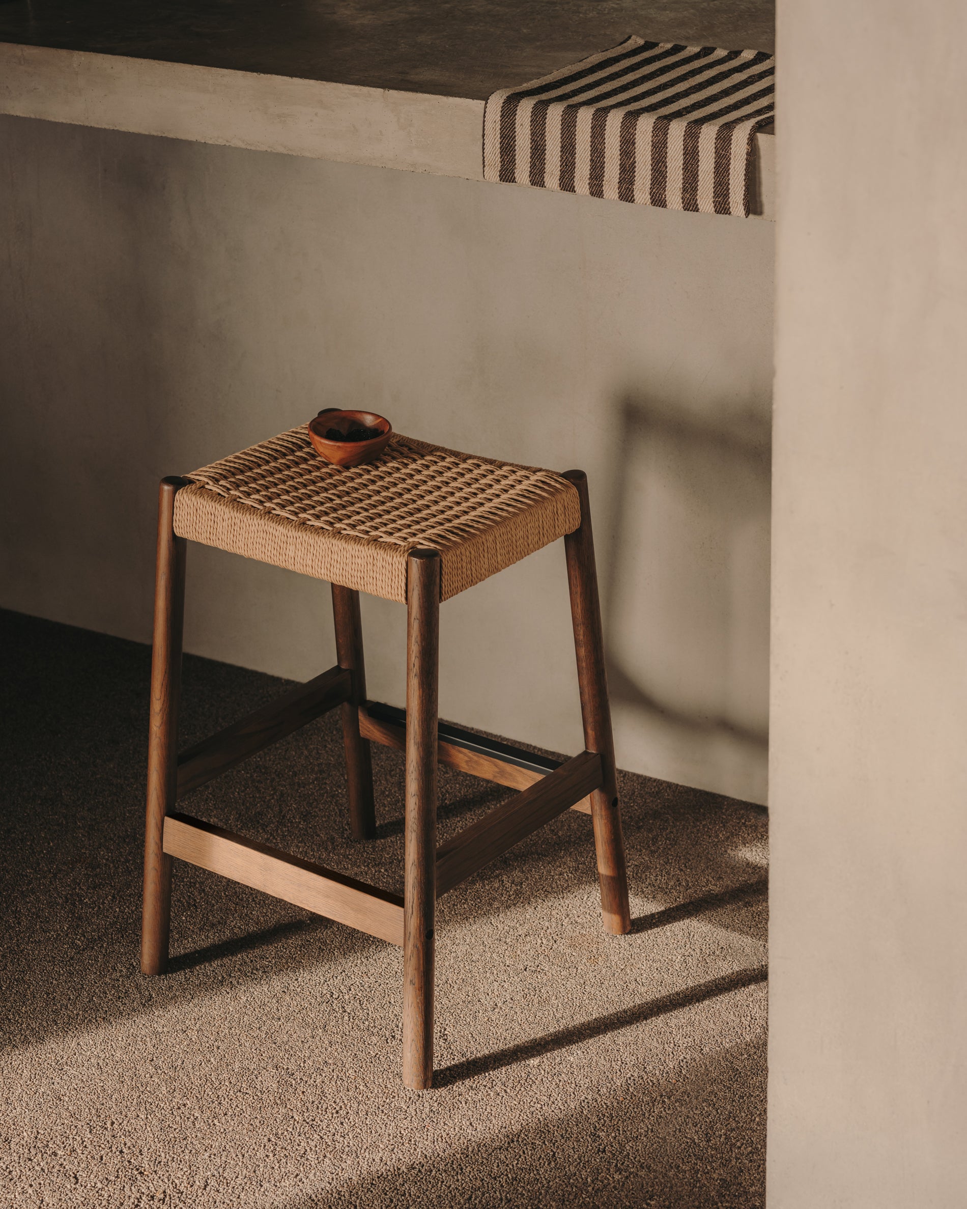 Yalia stool in solid oak with walnut finish and rope seat, height 65 cm 100% FSC