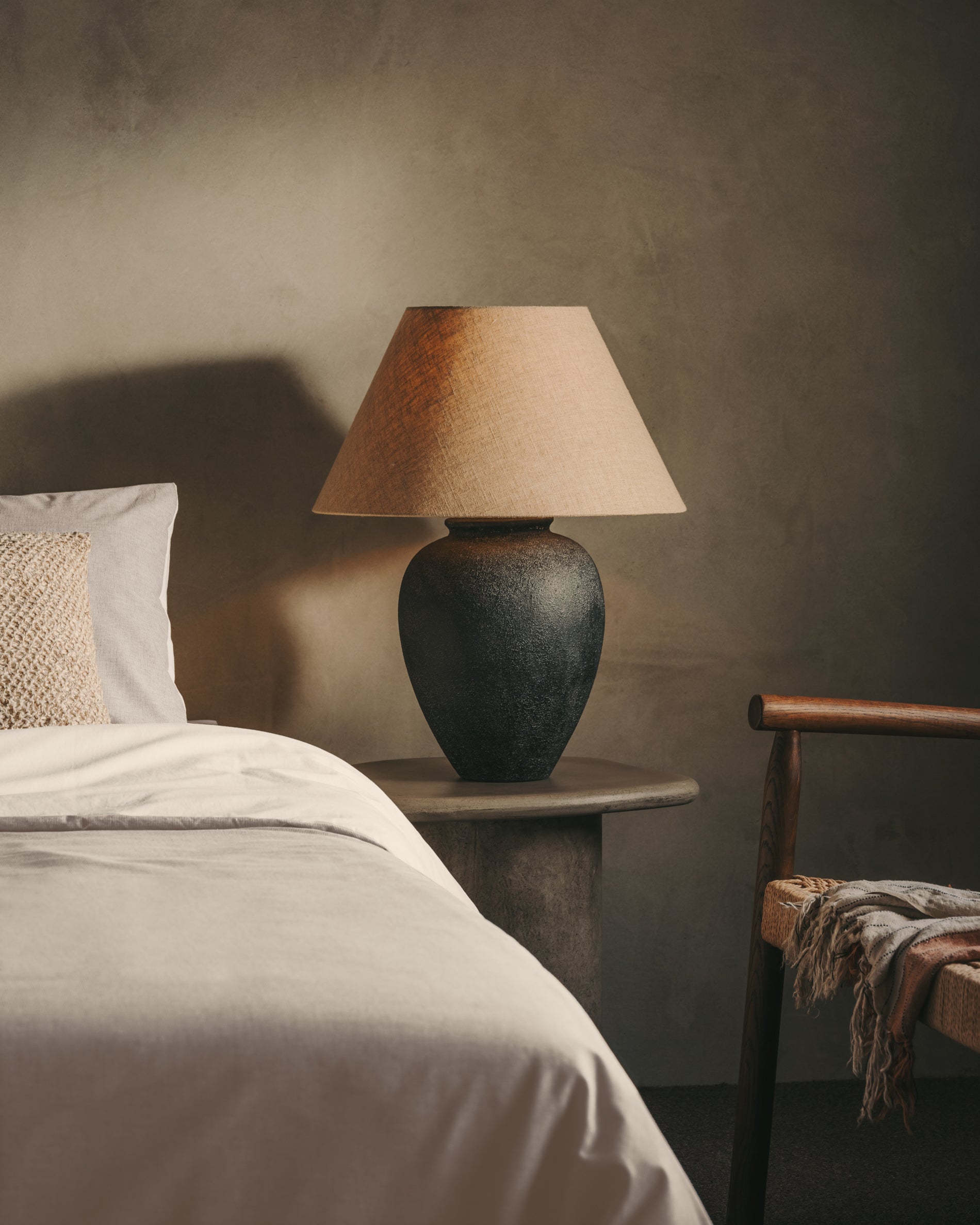 Mercadal ceramic table lamp in black