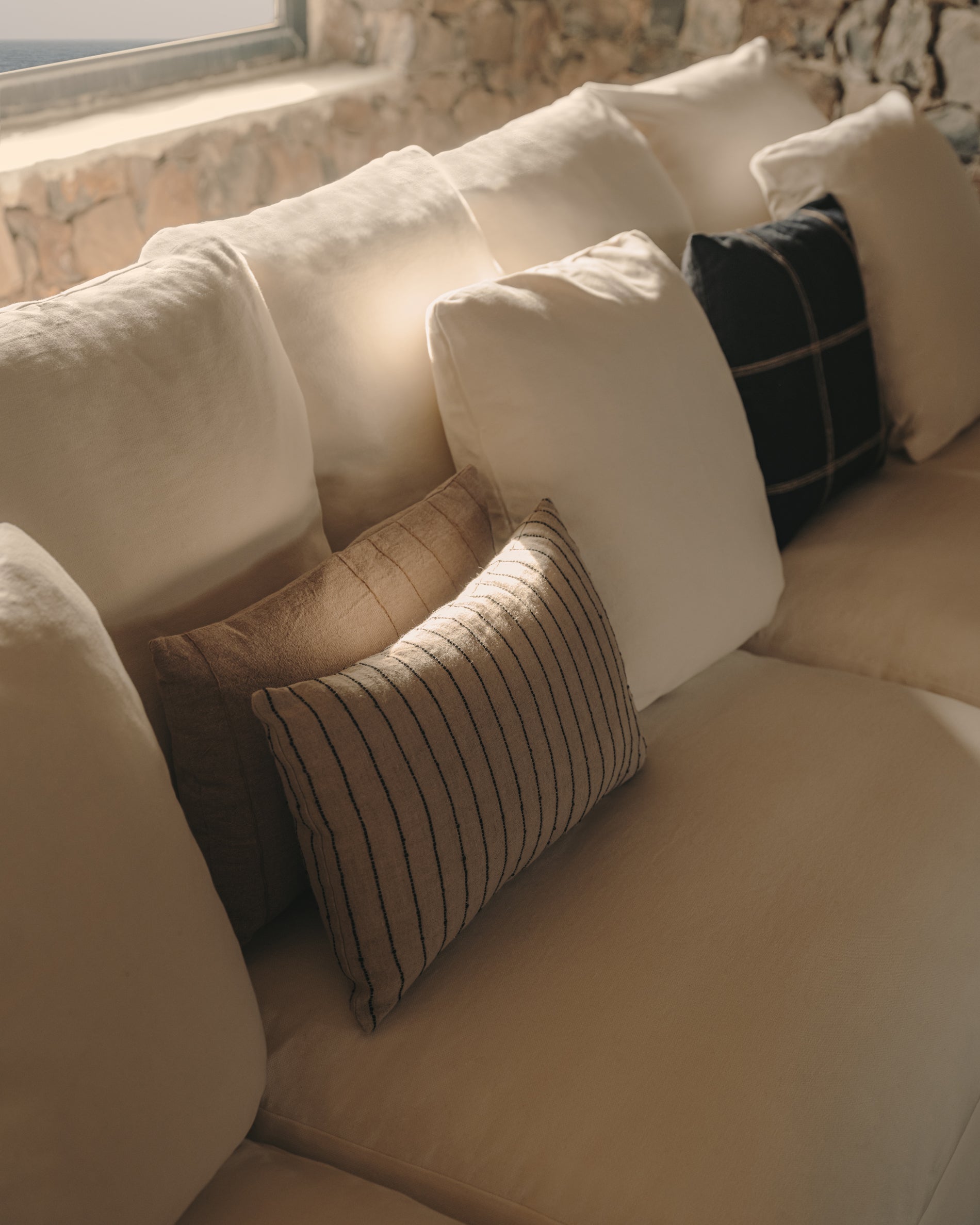Nora 4-seater sofa with removable cover with linen and cotton cushions in ecru 340cm - Lifestyle