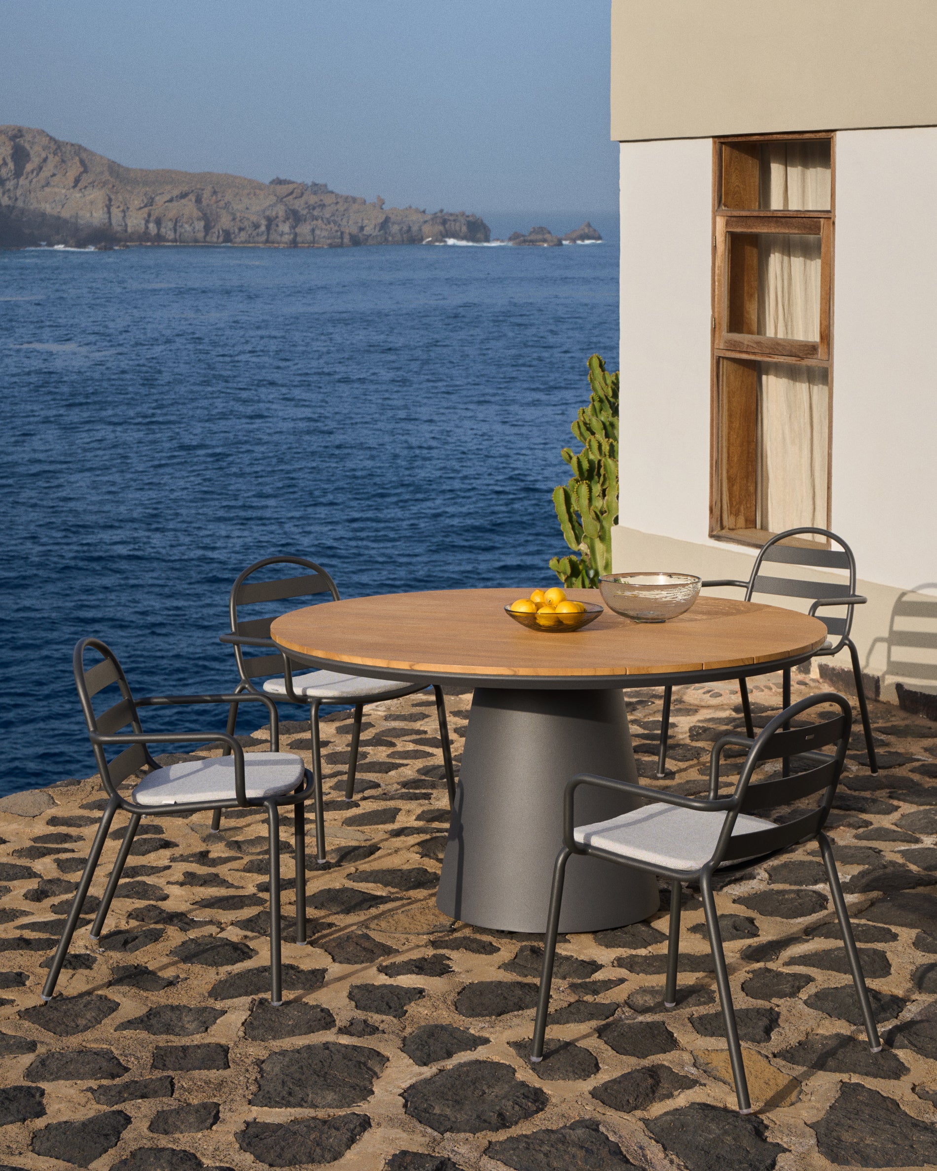 Tudons round outdoor table in aluminum with gray and teak finish, 100% FSC, Ø120 cm