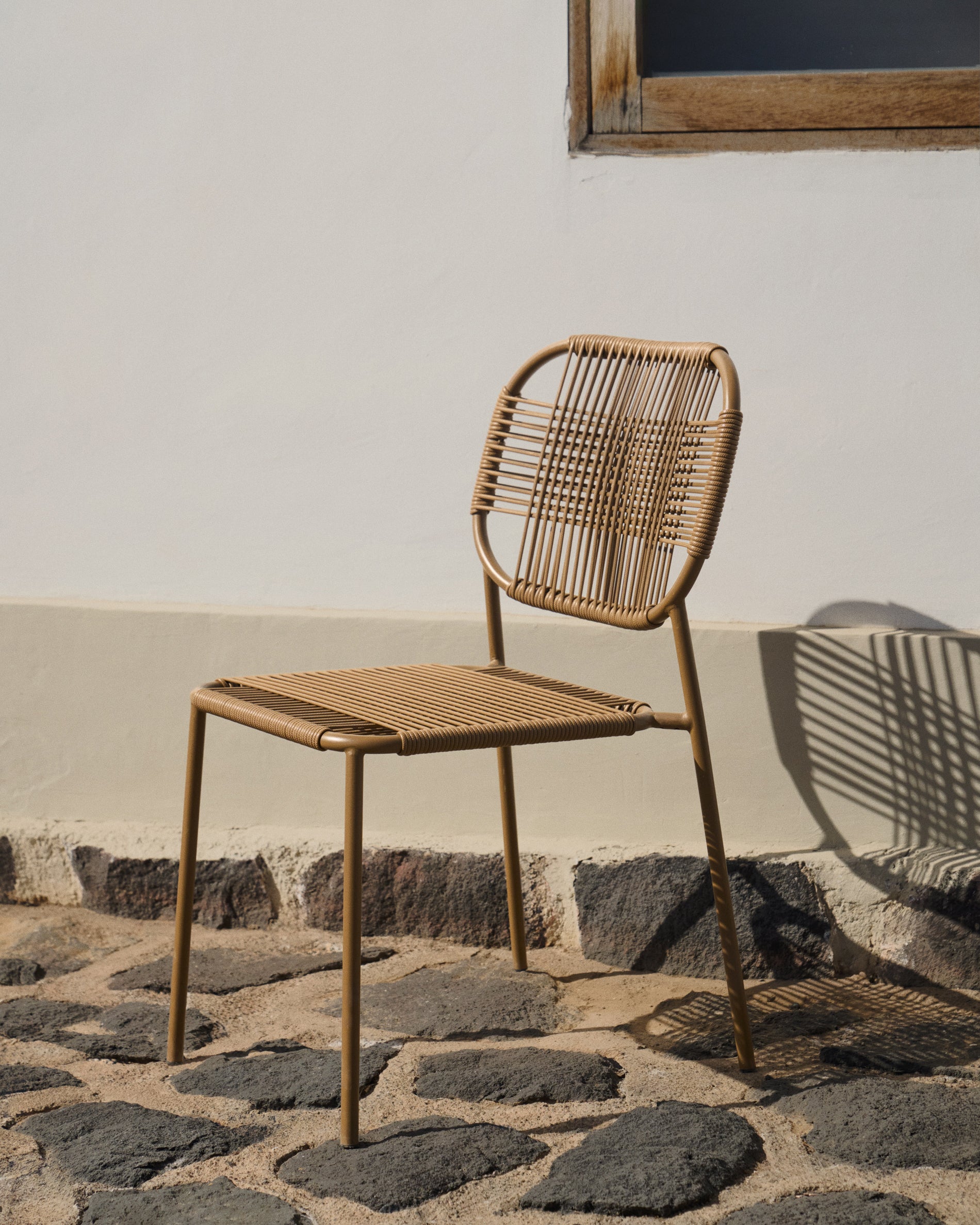 Talaier stackable outdoor chair made of synthetic rope and galvanized steel in brown finish - Lifestyle