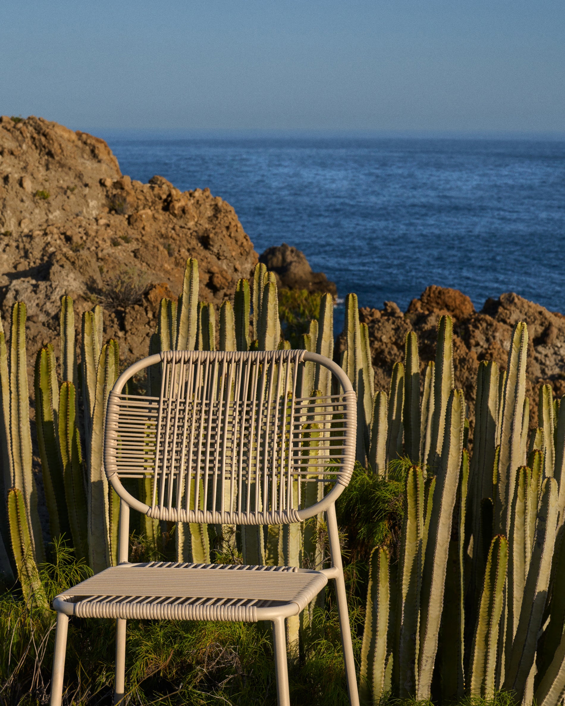 Talaier stackable outdoor chair  made of synthetic rope and galvanized steel in beige finish - Lifestyle
