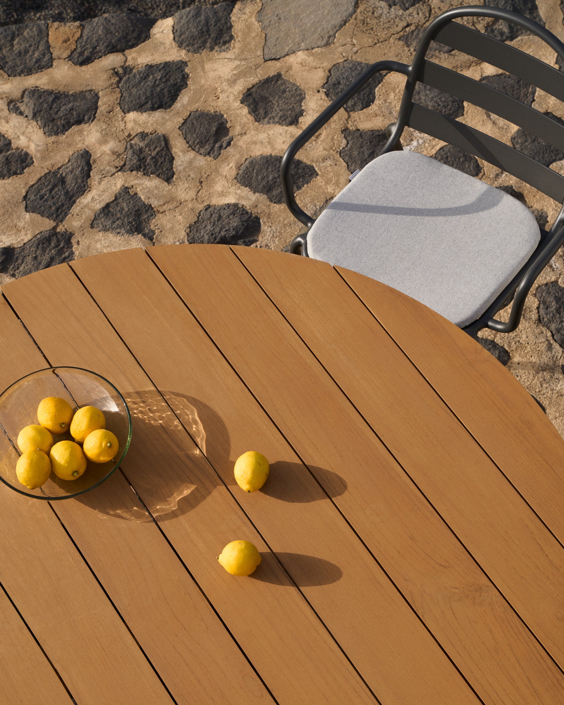 Tudons round outdoor table in aluminium in a grey and teak finish, Ø120 cm FSC 100% - Lifestyle