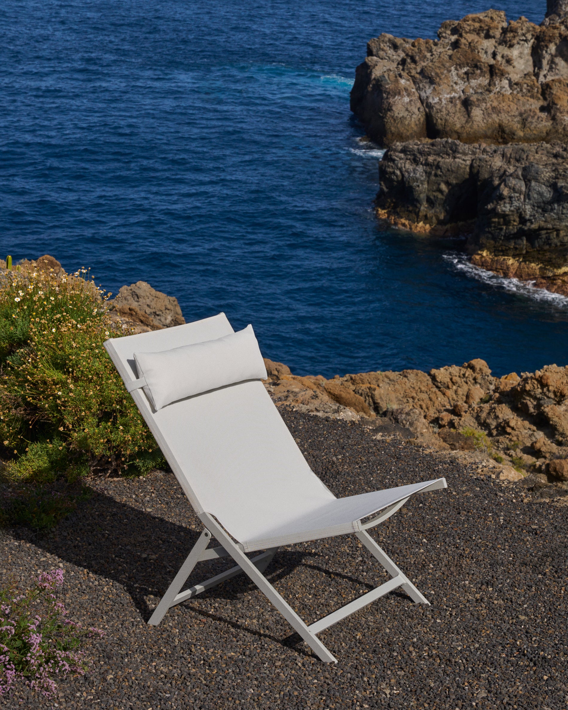 Canutells folding armchair made of aluminum with light grey finish - Lifestyle