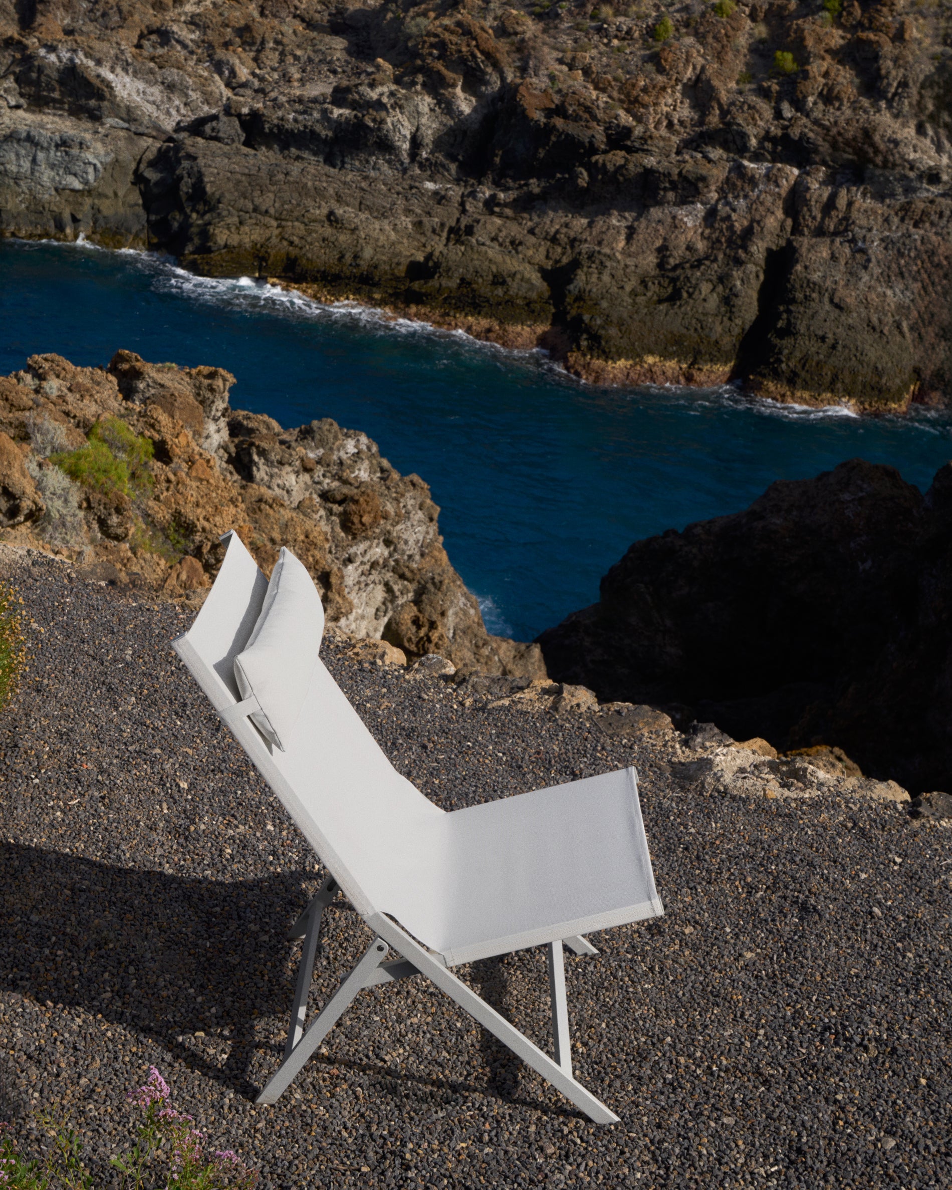 Canutells folding armchair made of aluminum with light grey finish - Lifestyle