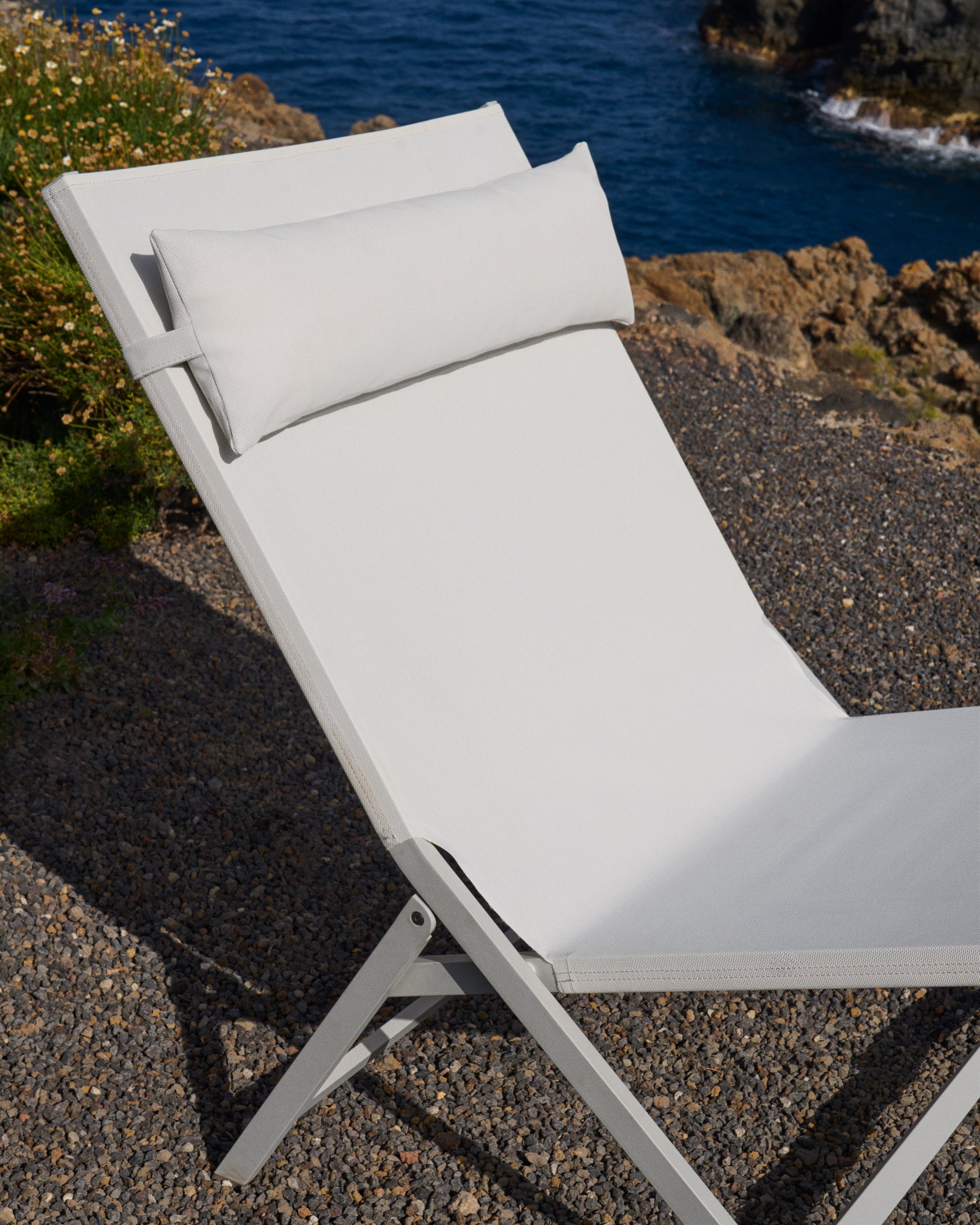 Canutells folding armchair made of aluminum with light grey finish - Lifestyle