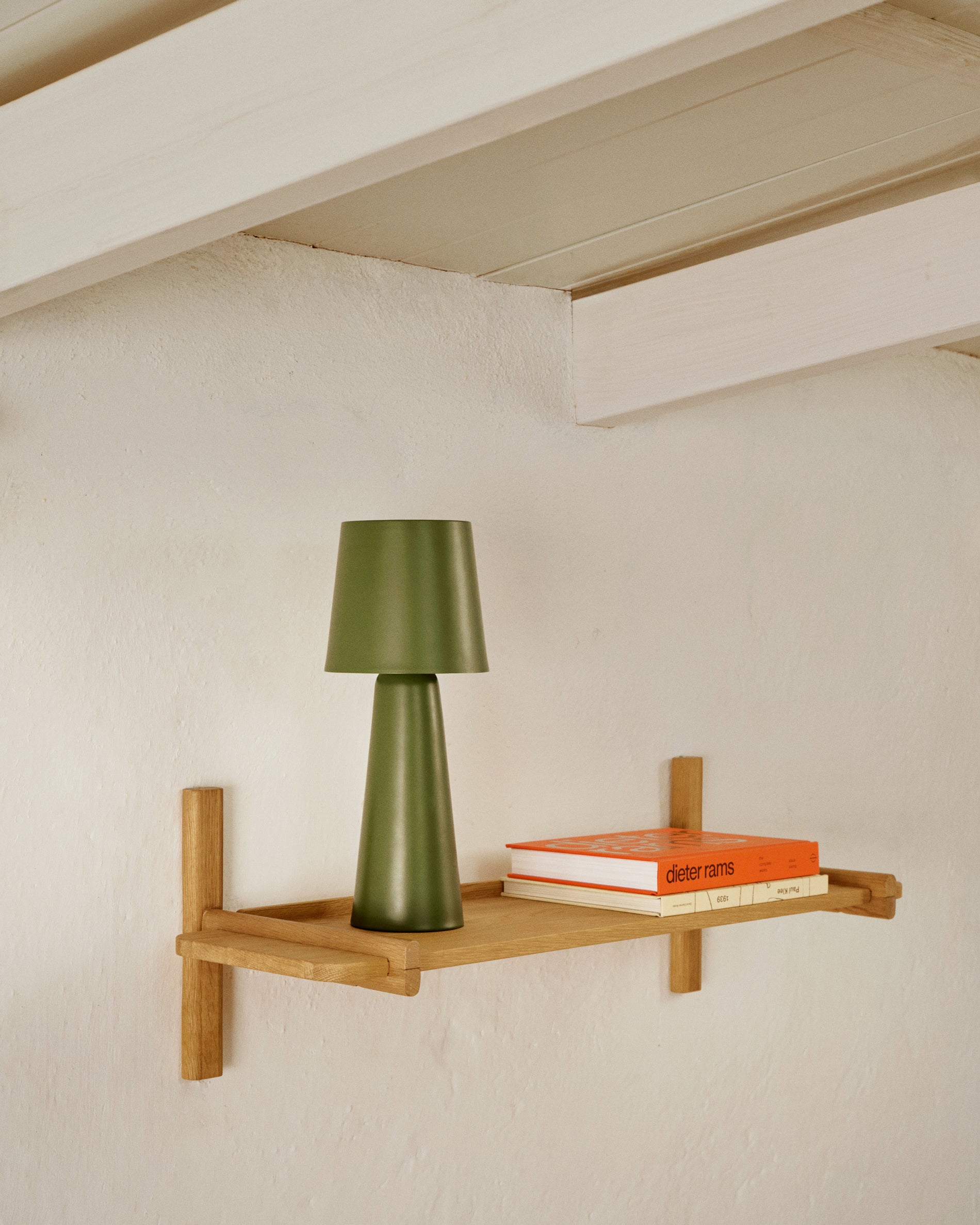 Sitra modular shelf, 1 solid oak wood shelf in a natural finish, 110 cm, FSC Mix Credit - Lifestyle