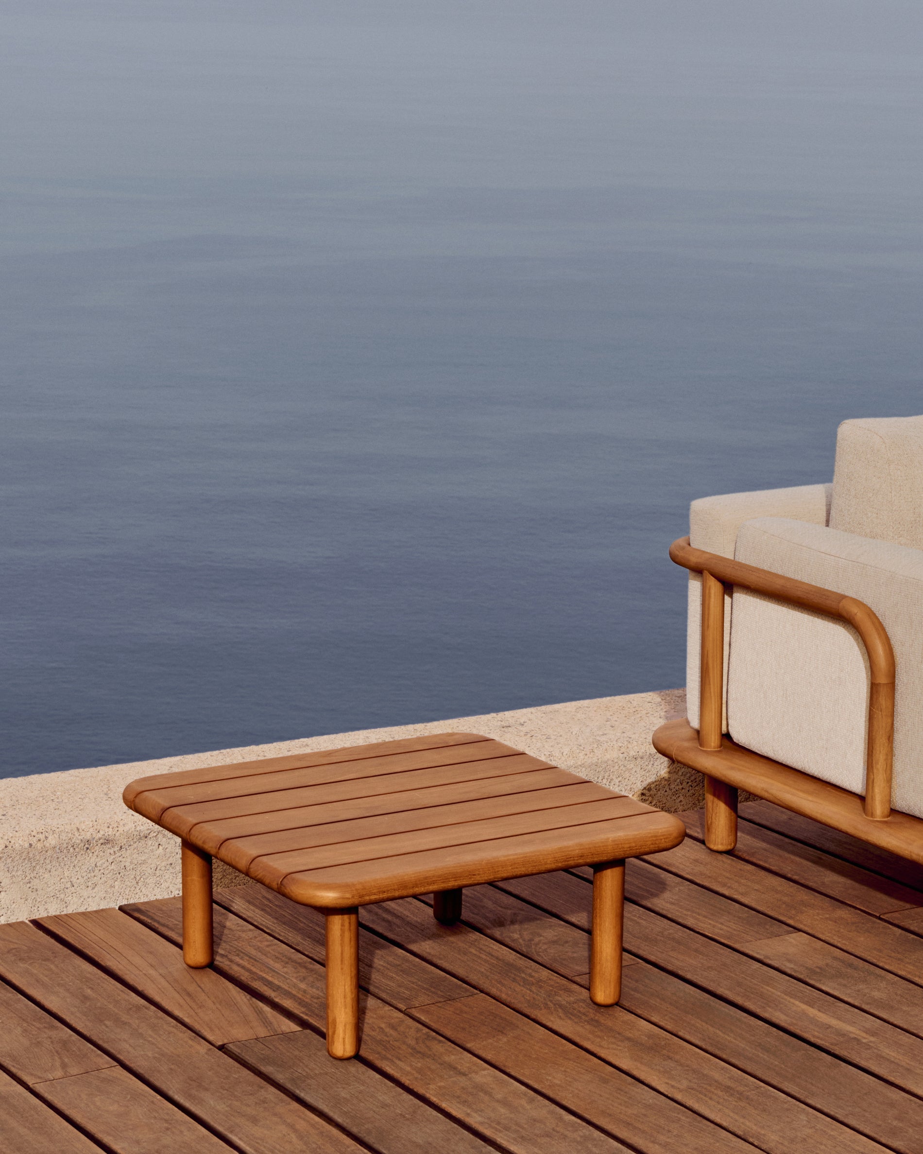 Turqueta coffee table made from solid teak wood, 70 x 70 cm, FSC 100% - Lifestyle